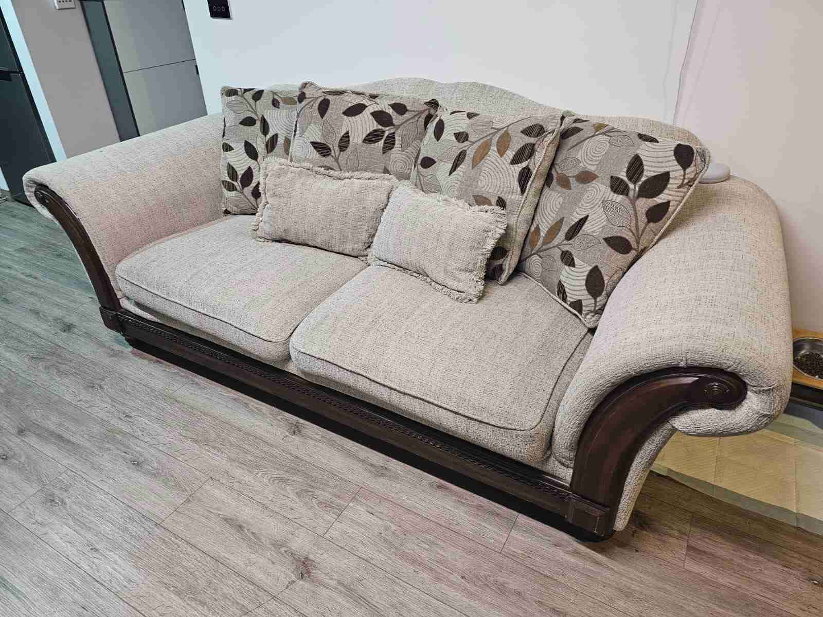 Sofá beige con cojines decorativos - miniatura 2