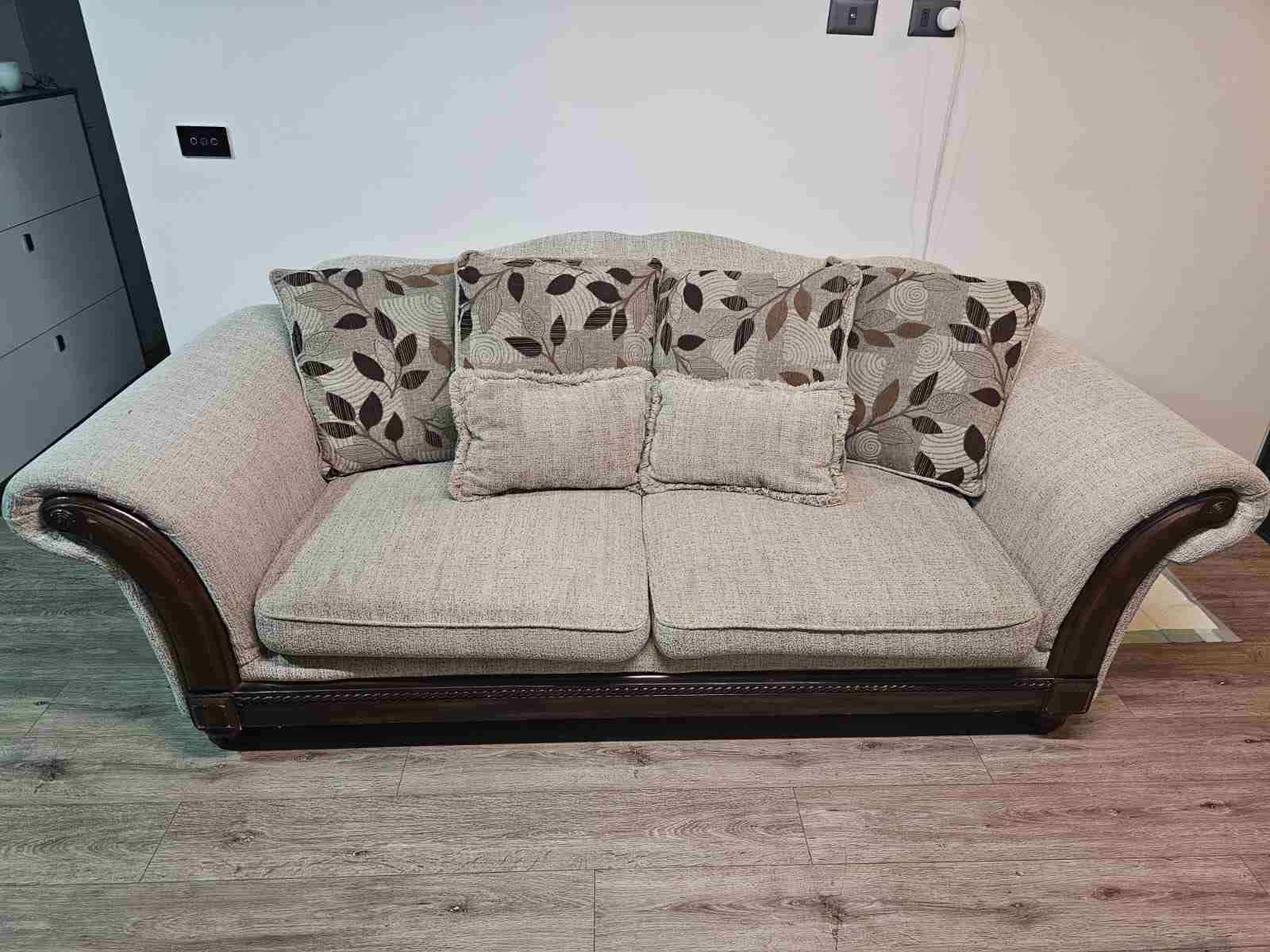 Sofá beige con cojines decorativos - miniatura 3