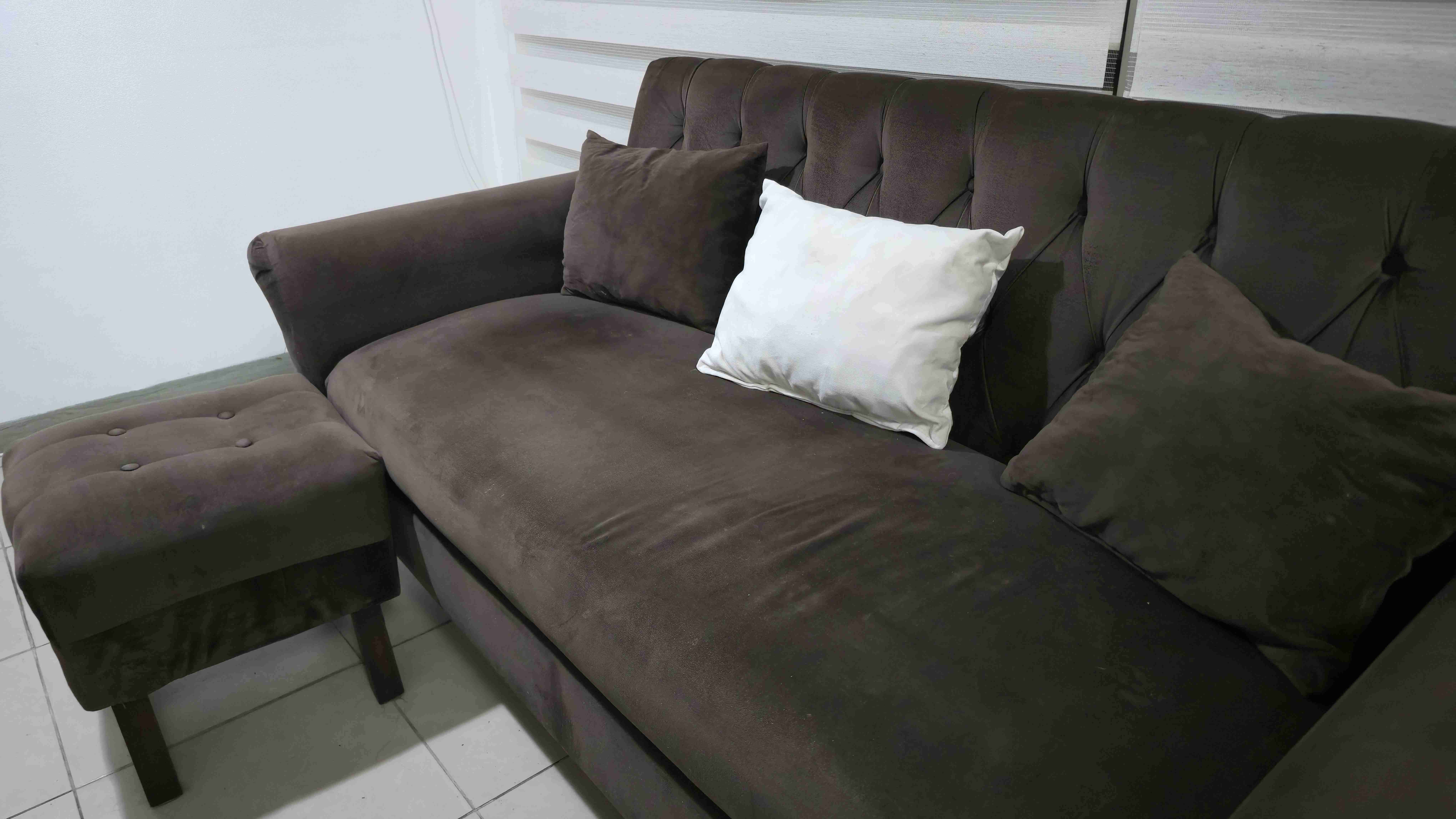 Sofá marrón con cojines decorativos - miniatura 2