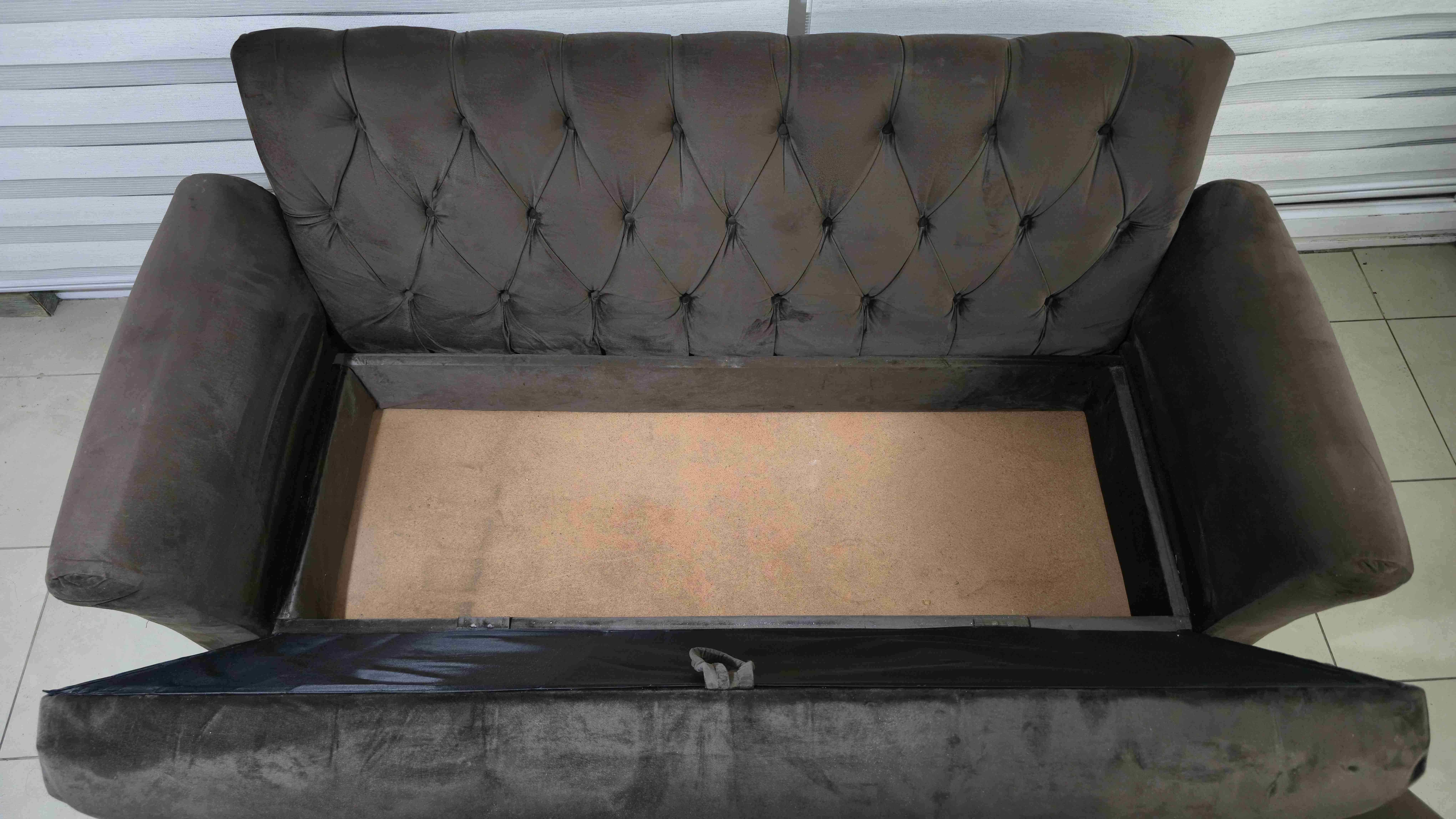 Sofá marrón con cojines decorativos - miniatura 3