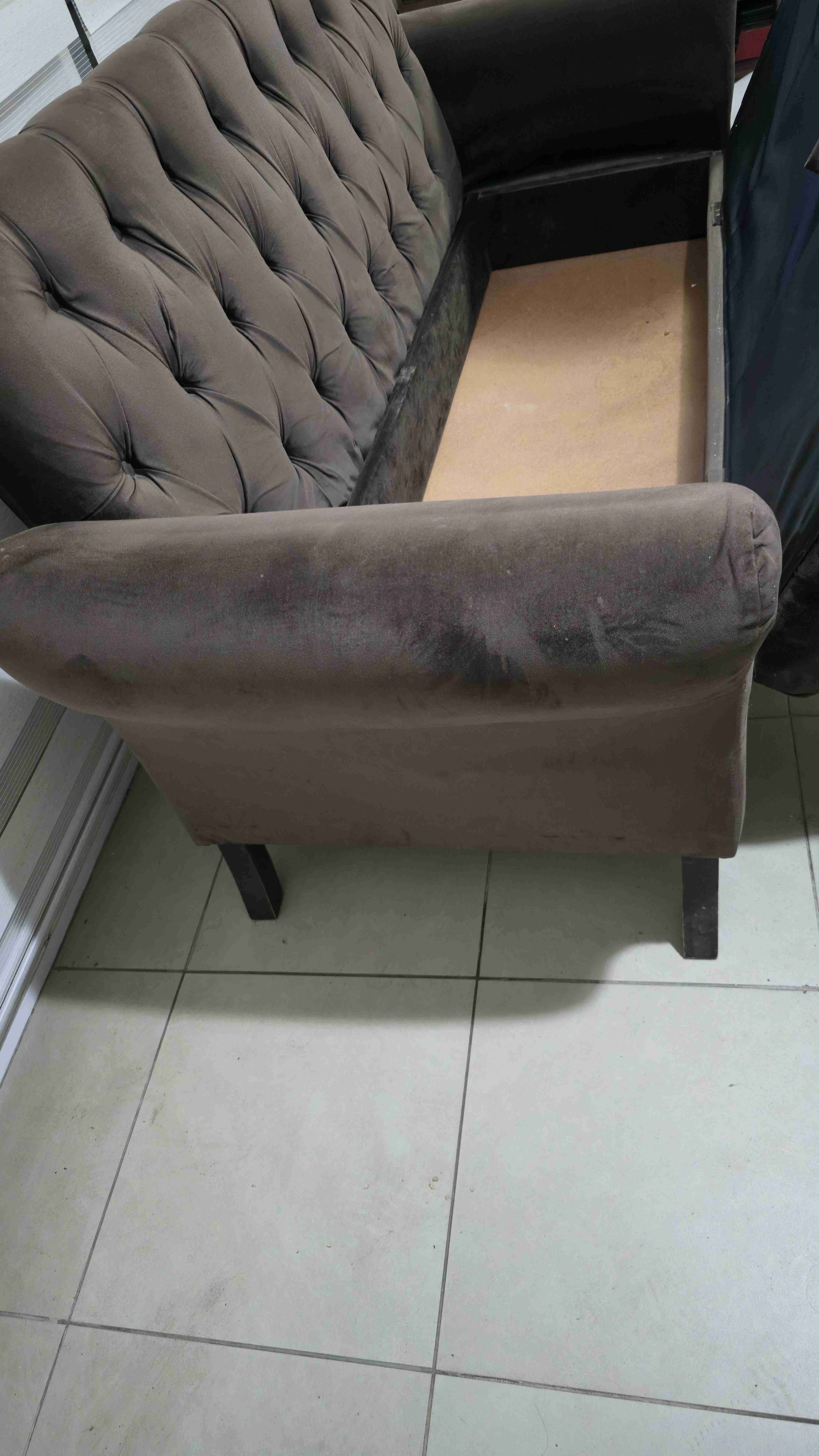 Sofá marrón con cojines decorativos - miniatura 4