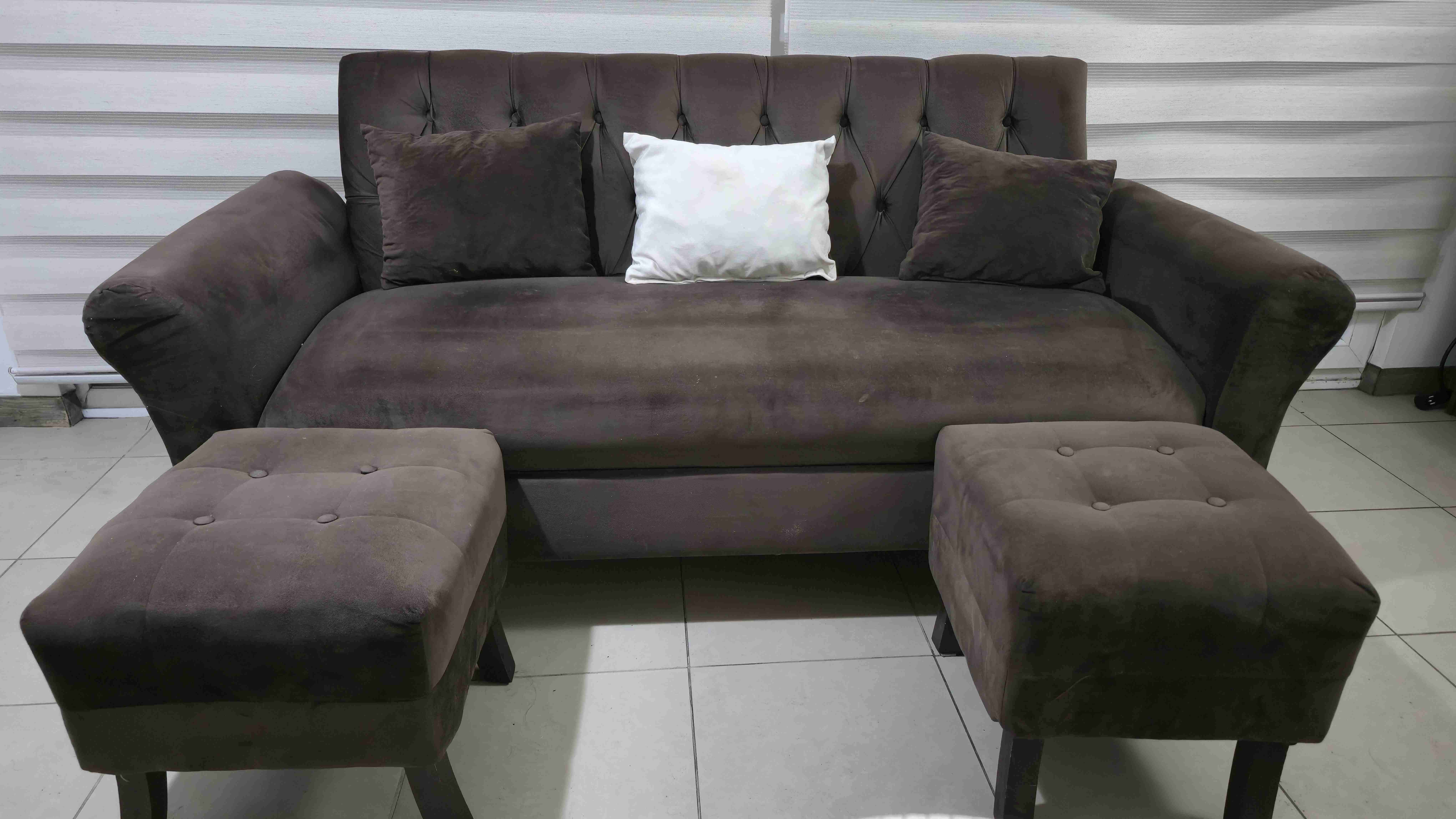 Sofá marrón con cojines decorativos - miniatura 5