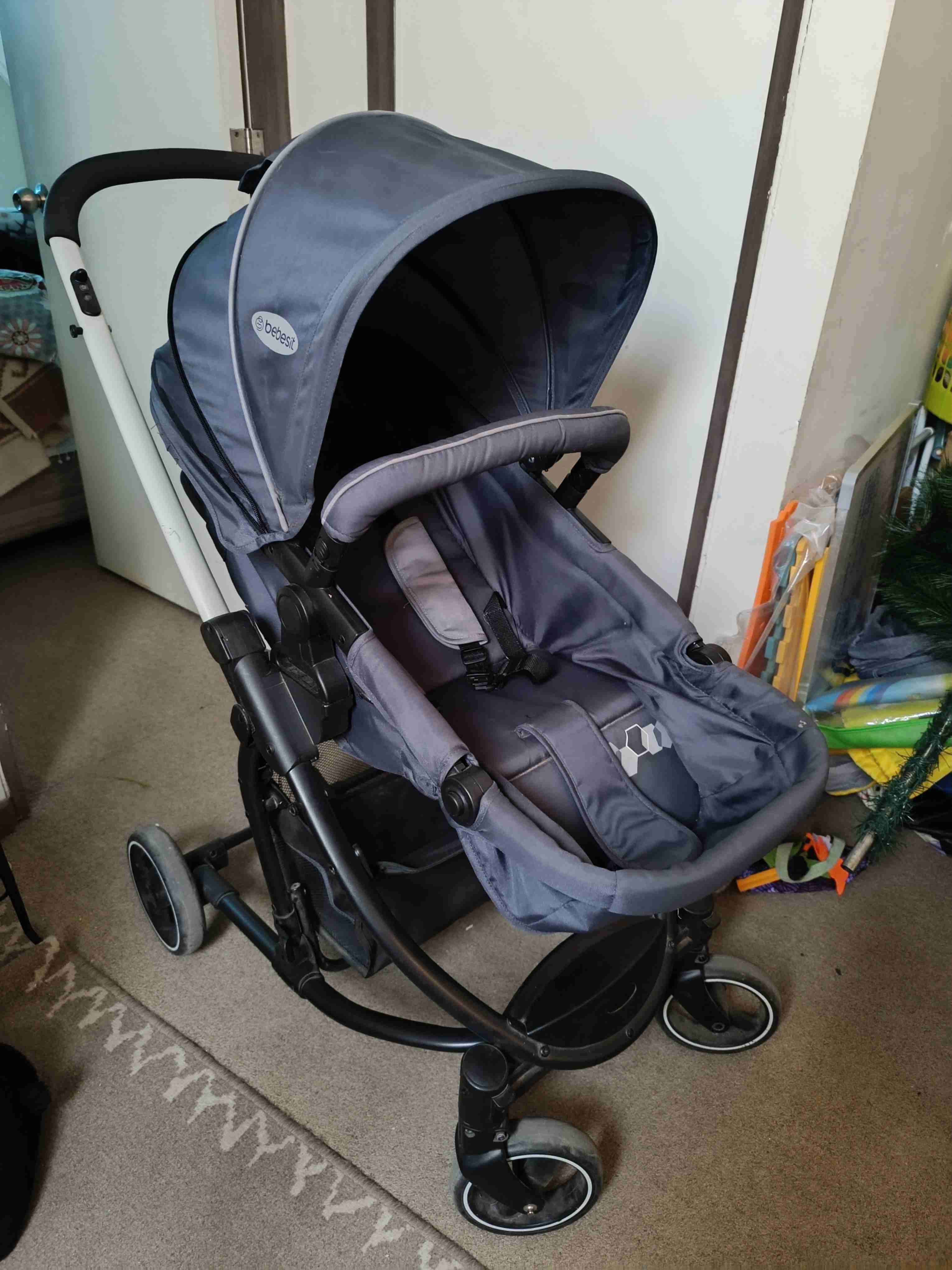 Coche de bebé gris Bebesit