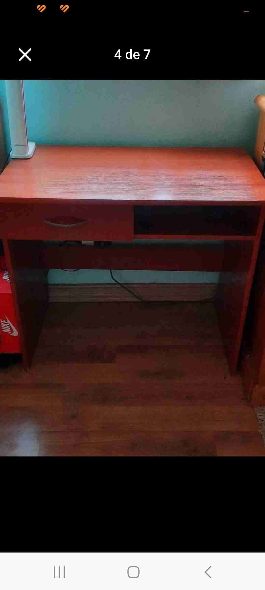 Escritorio de madera simple