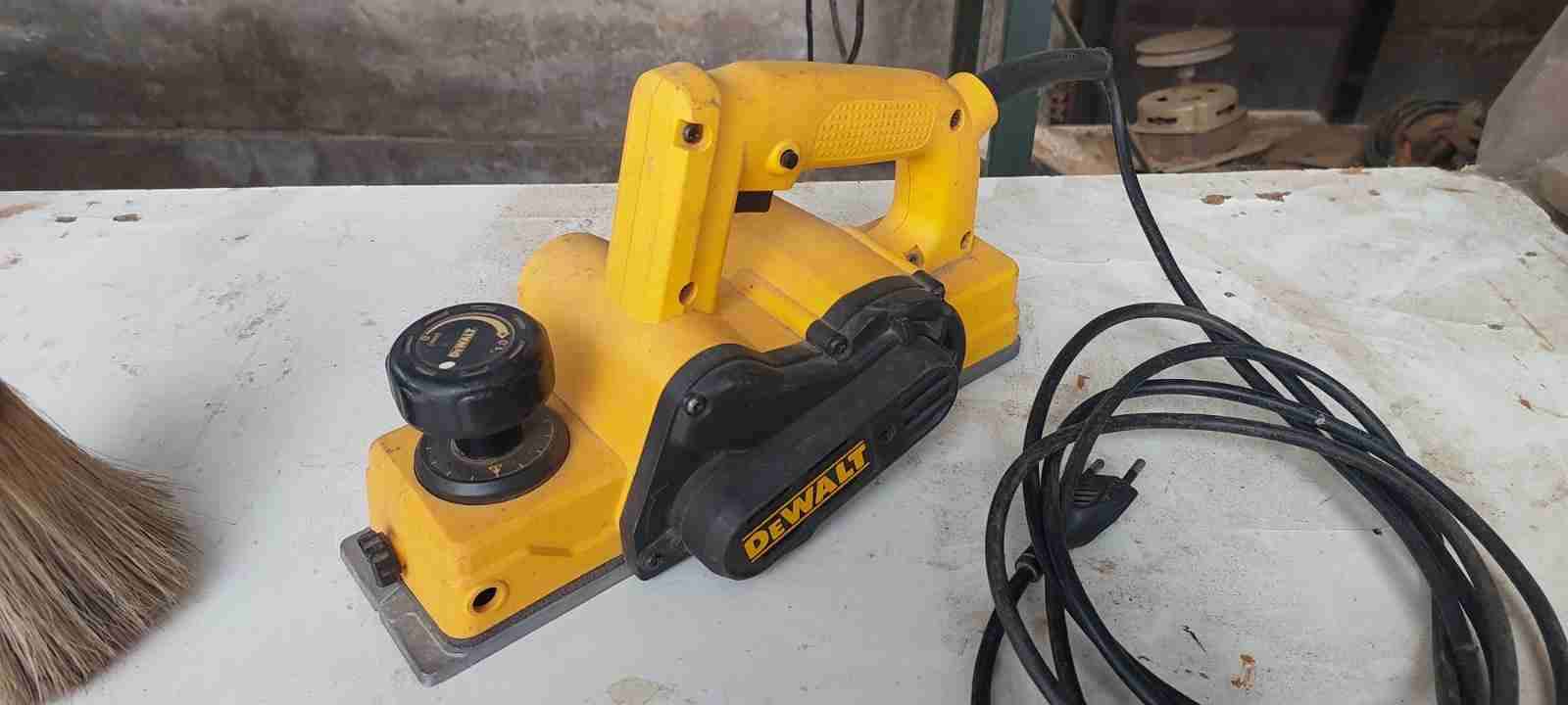 Cepillo eléctrico Dewalt usada - miniatura 2