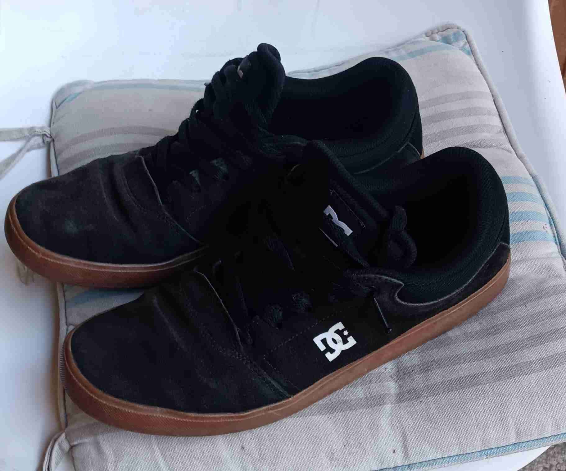 Zapatillas DC negras y marrones