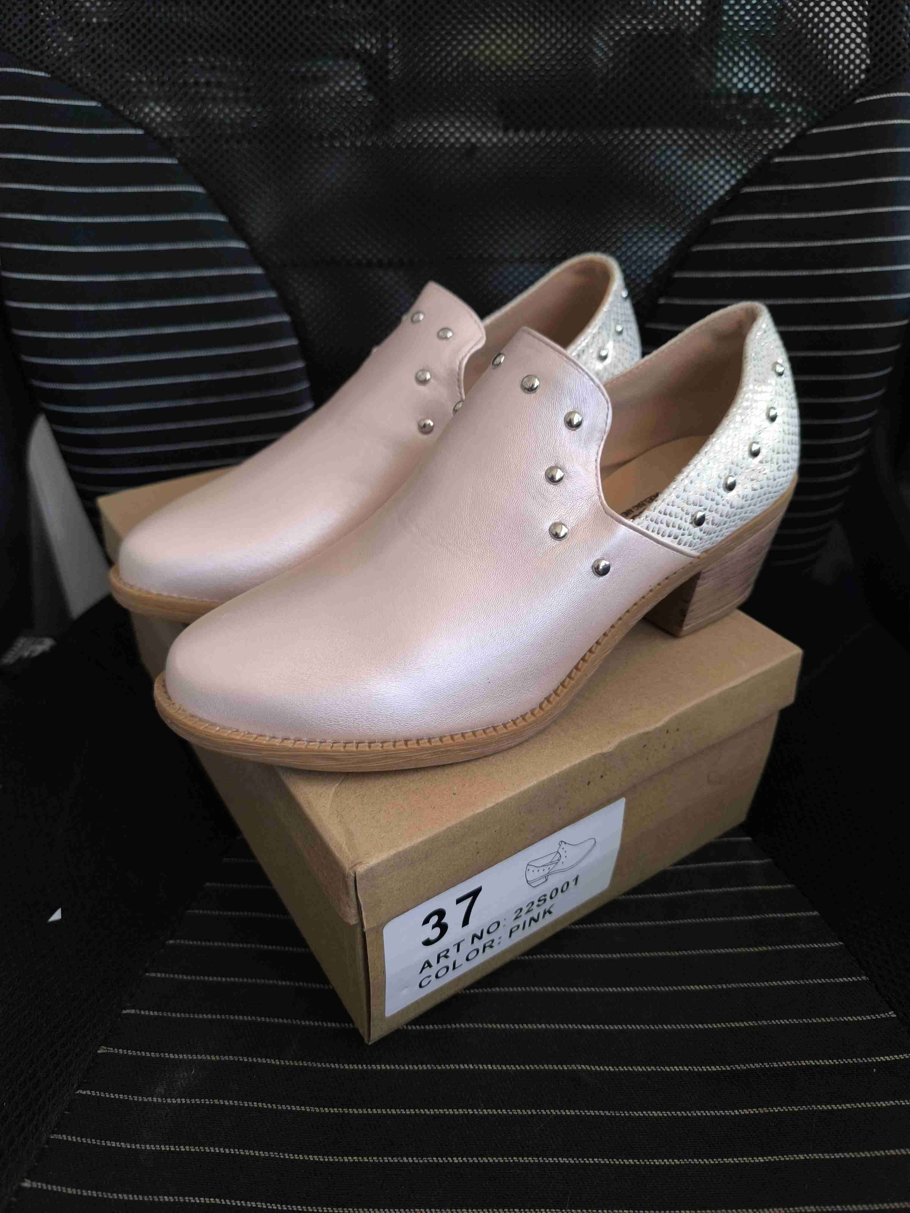 Botines rosados con tachas