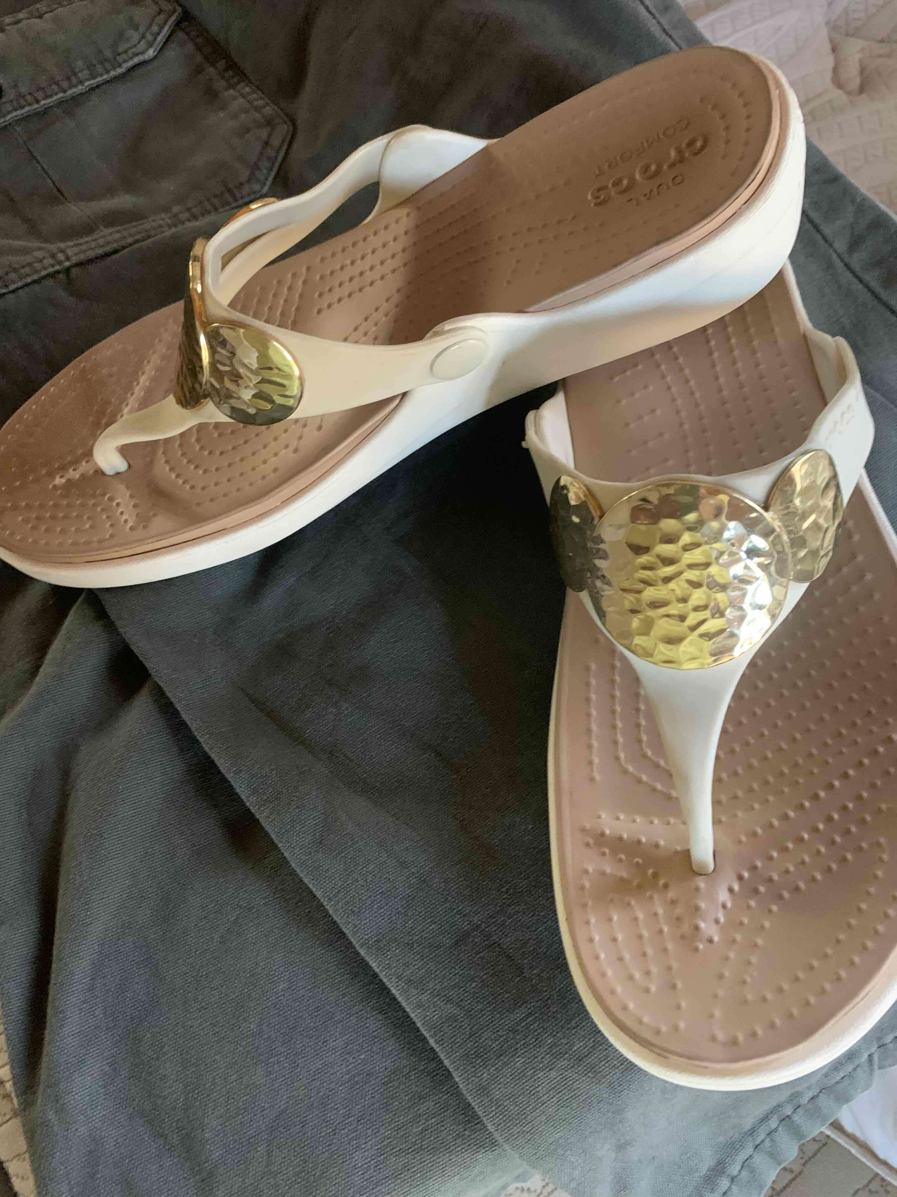 Sandalias Crocs beige con detalles dorados - miniatura 2