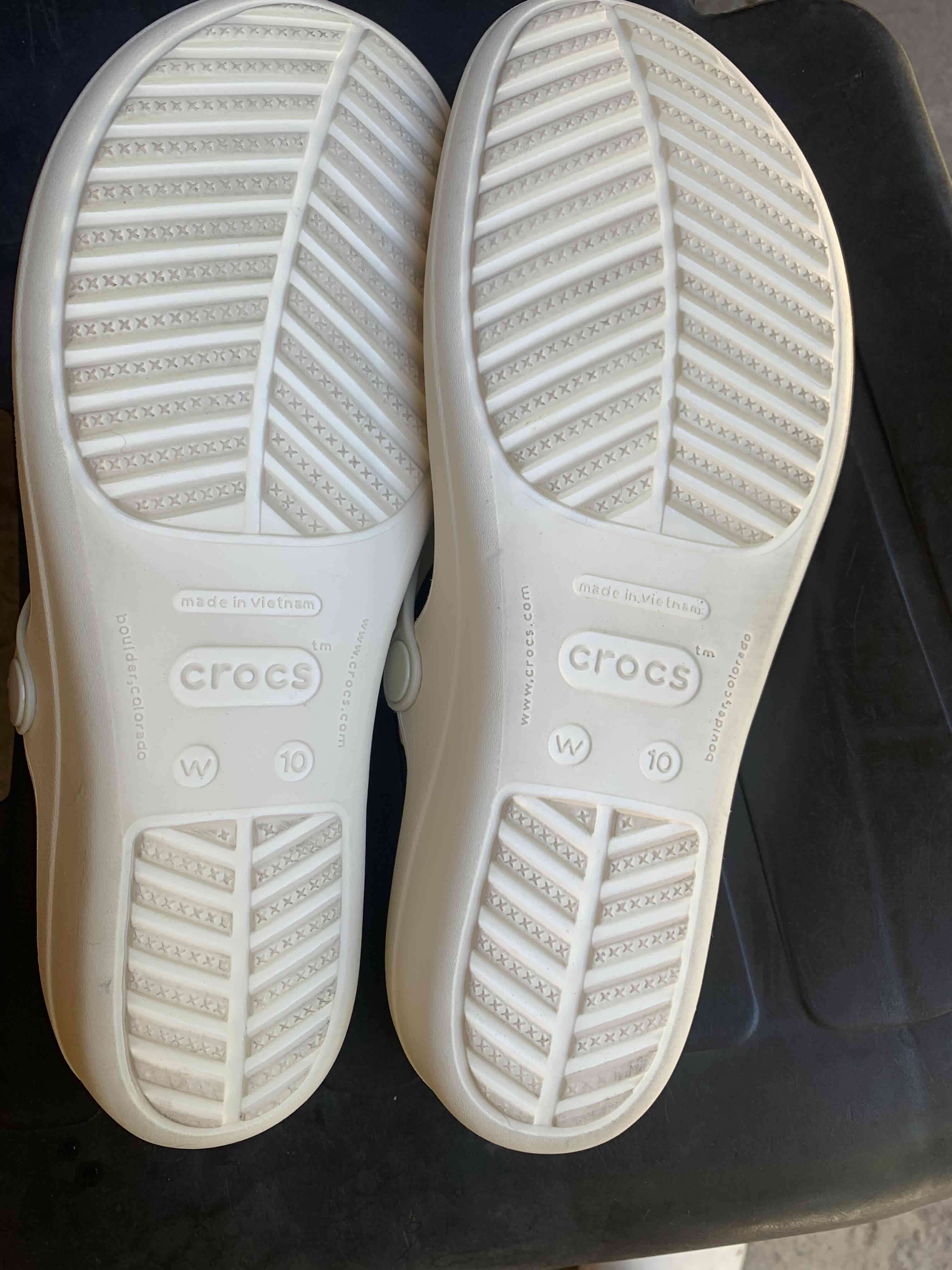 Sandalias Crocs beige con detalles dorados - miniatura 3