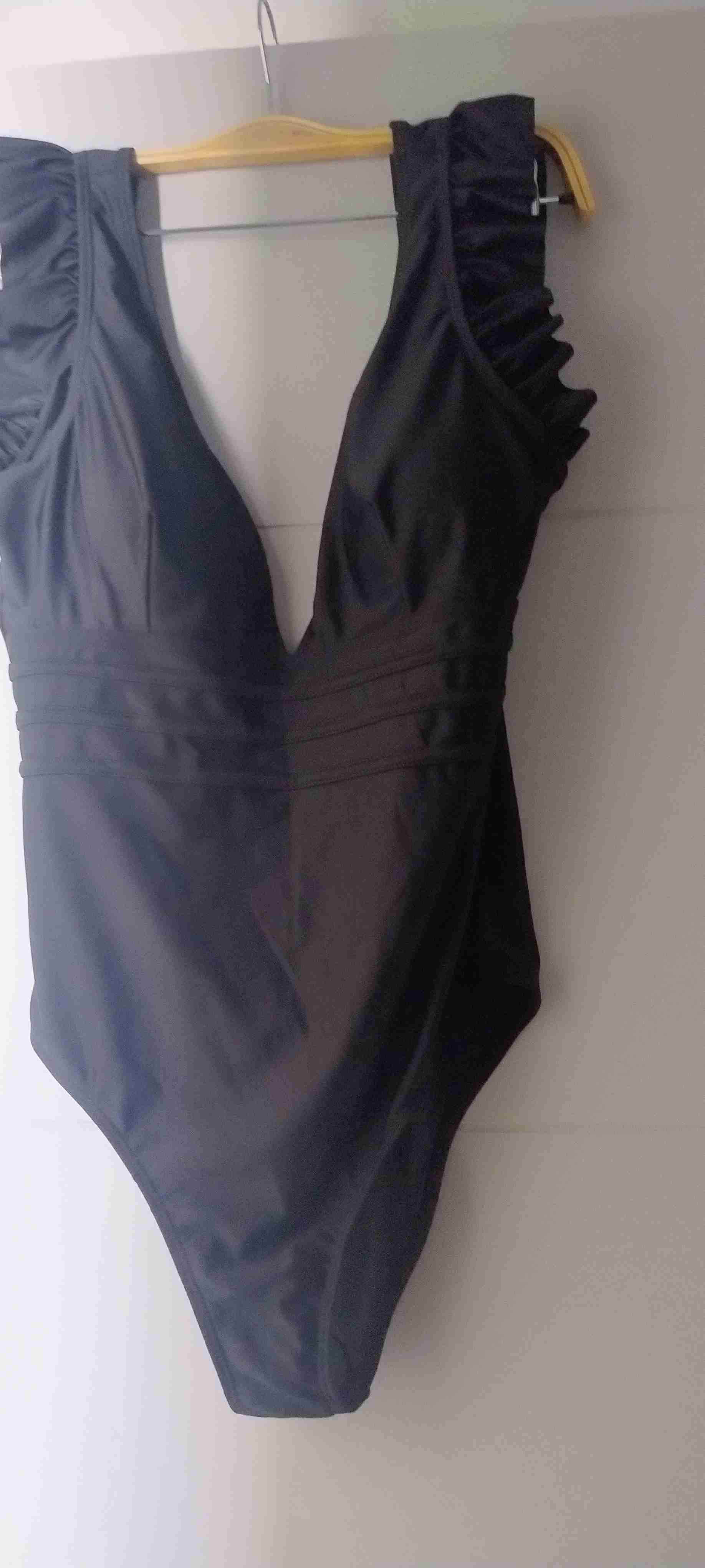 Traje de baño negro con volantes