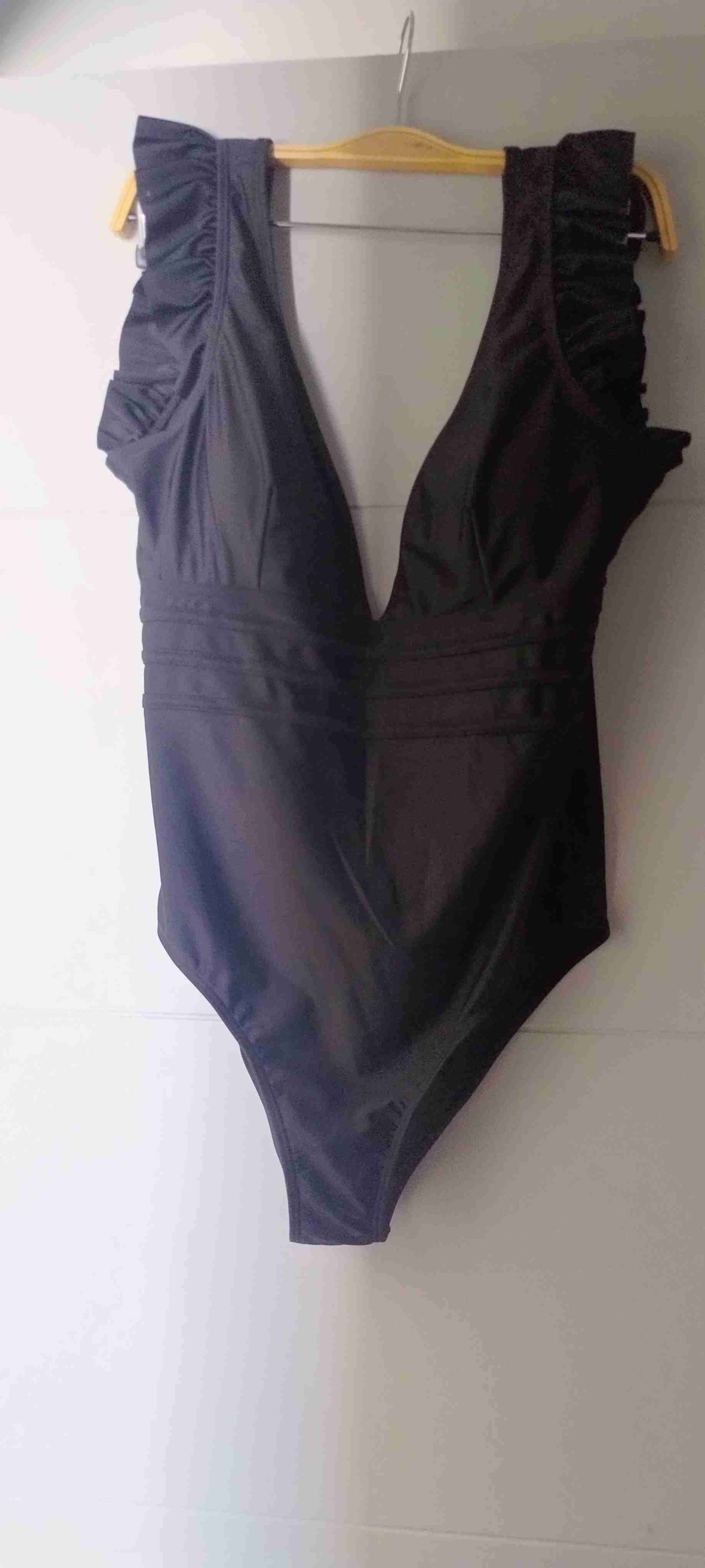 Traje de baño negro con volantes - miniatura 2