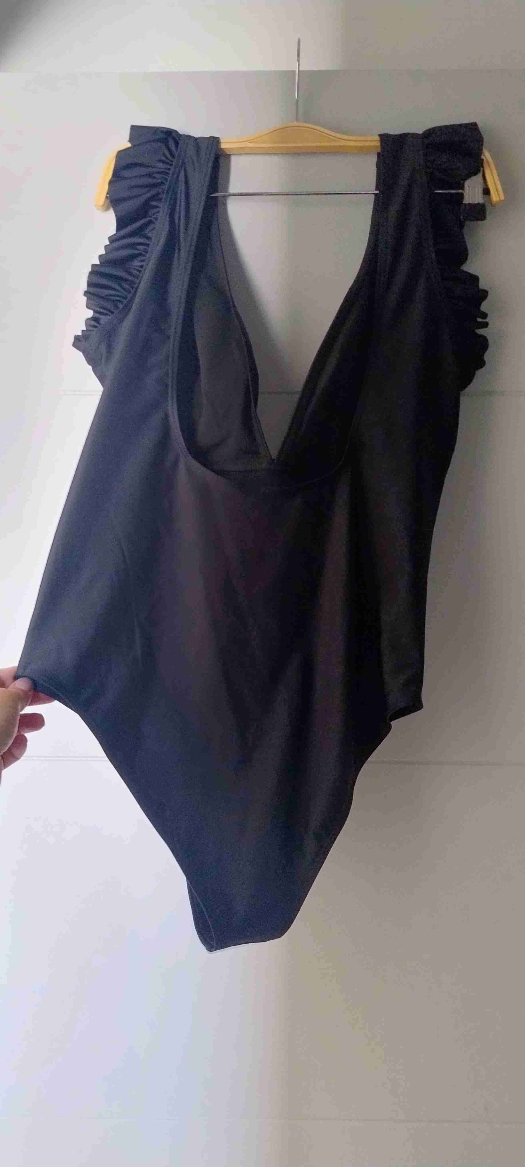 Traje de baño negro con volantes - miniatura 5