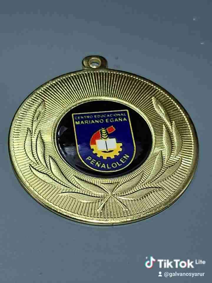MEDALLA METAL LOGO COLOR Y CINTA