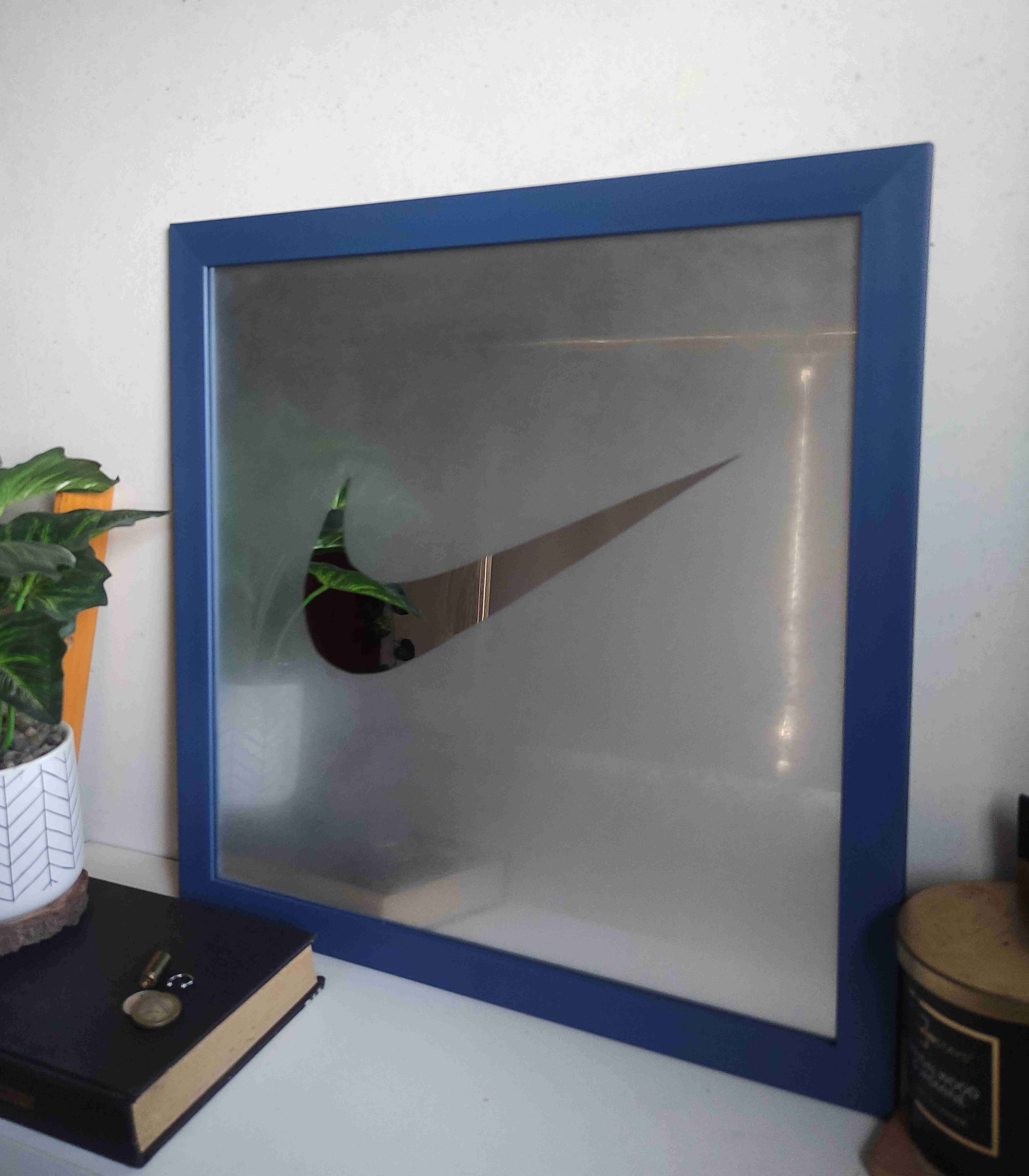Espejo decorativo Nike con marco azul
