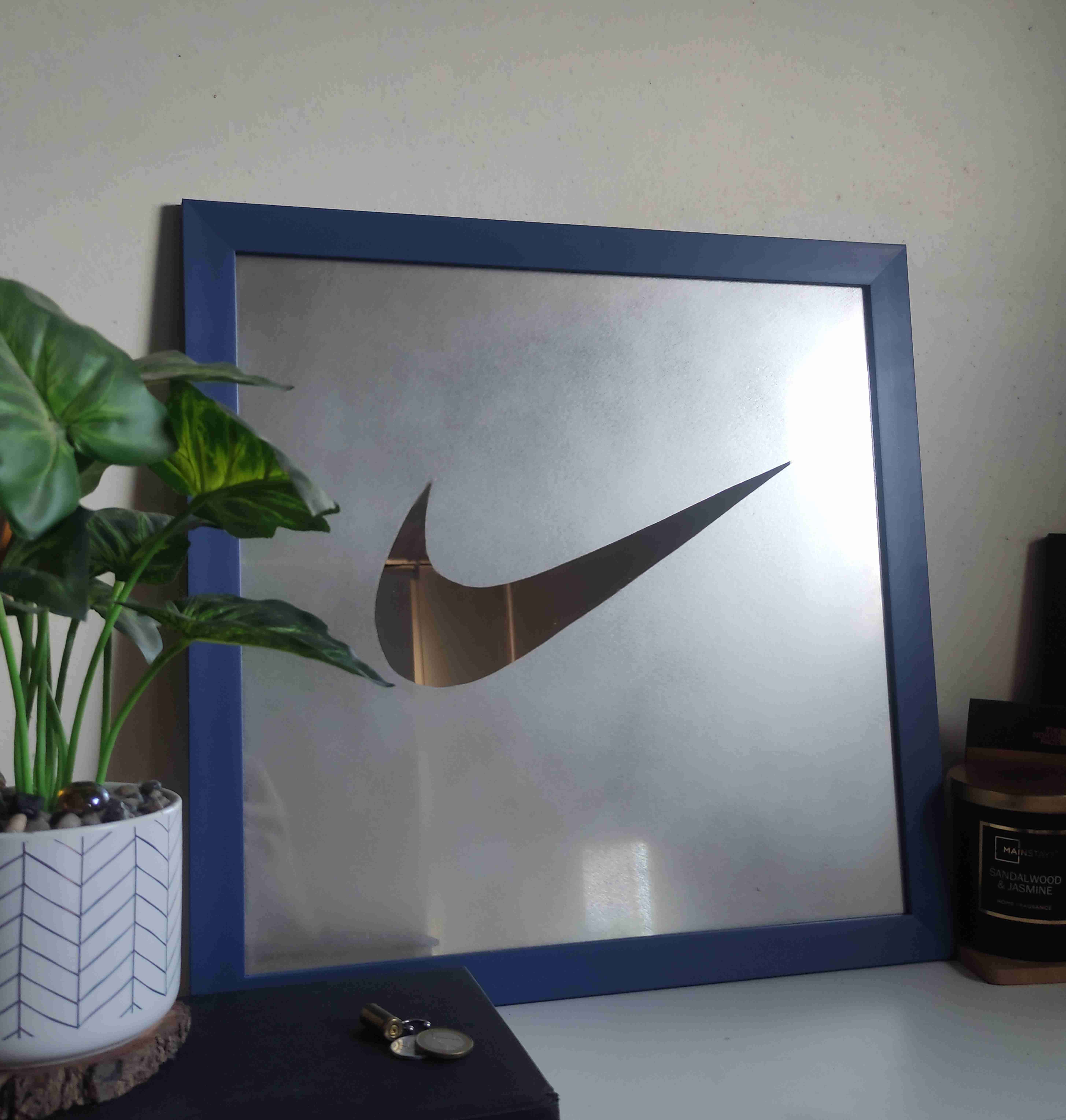 Espejo decorativo Nike con marco azul - miniatura 2