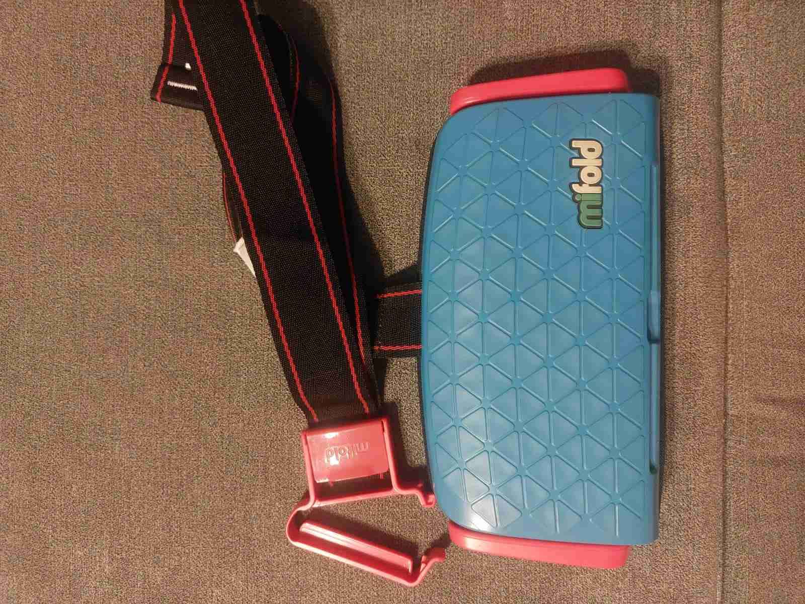 Asiento alzador portátil marca Mifold - miniatura 2