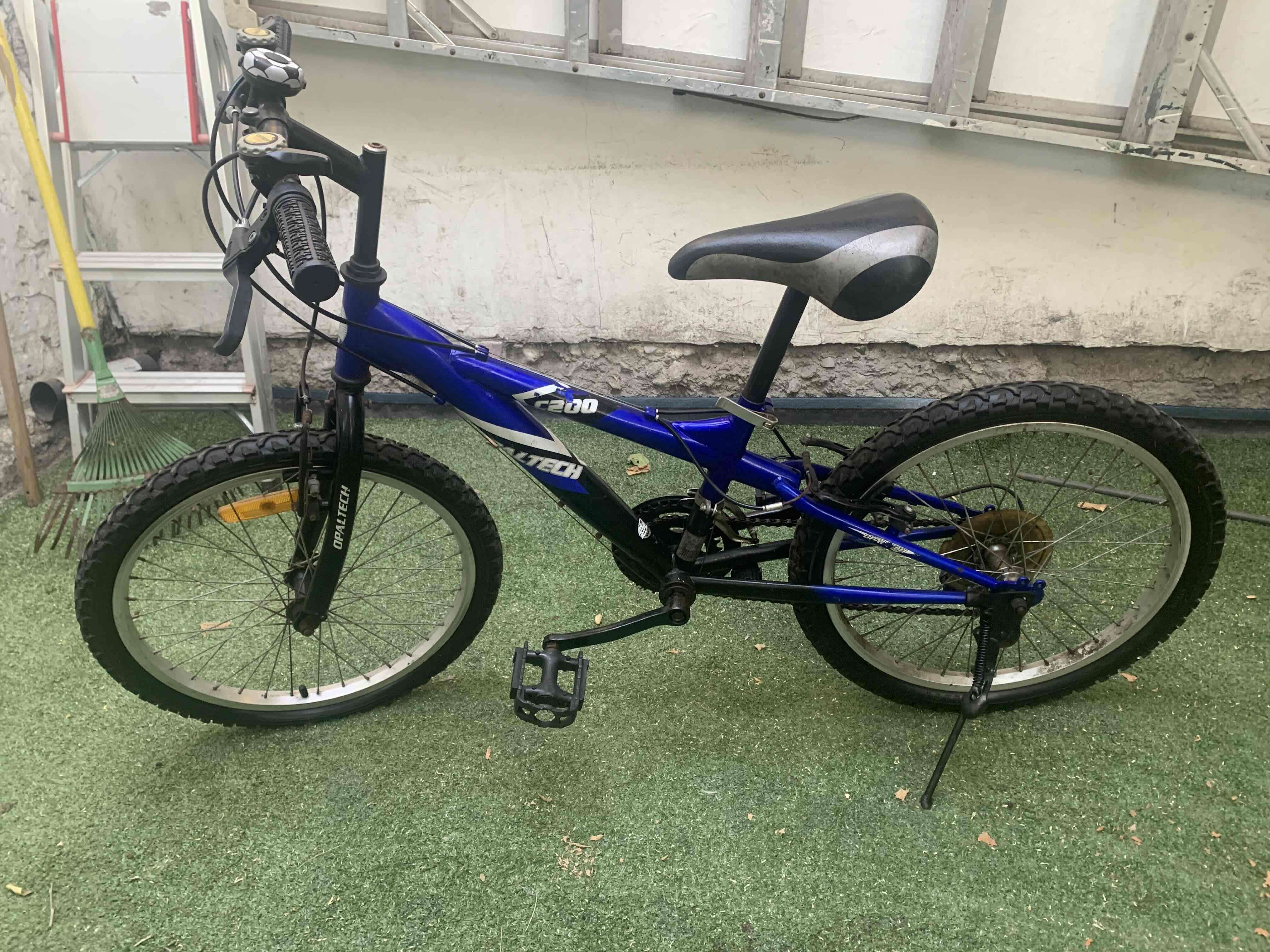 Bicicleta montaña azul Opaltech y motorbike roja