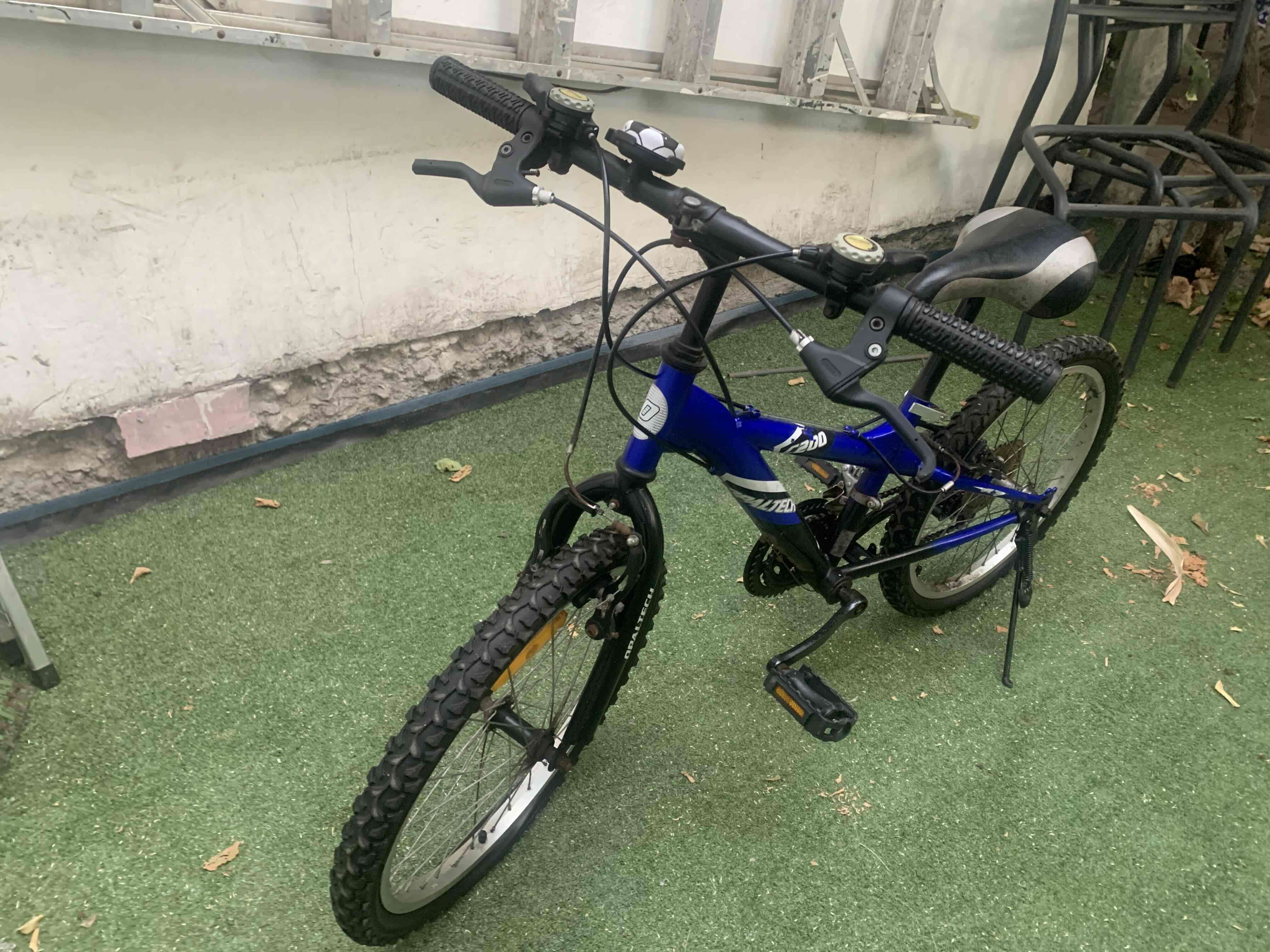 Bicicleta montaña azul Opaltech y motorbike roja - miniatura 3