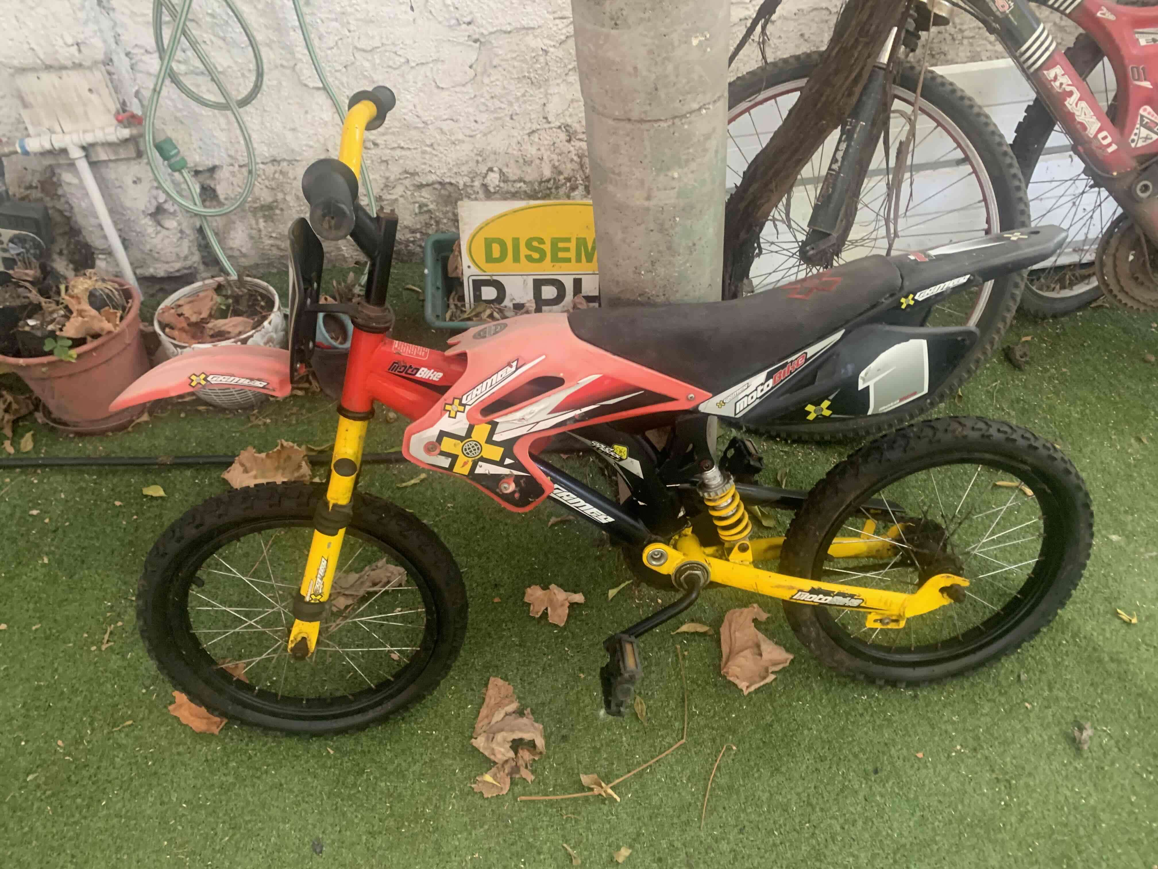 Bicicleta montaña azul Opaltech y motorbike roja - miniatura 4