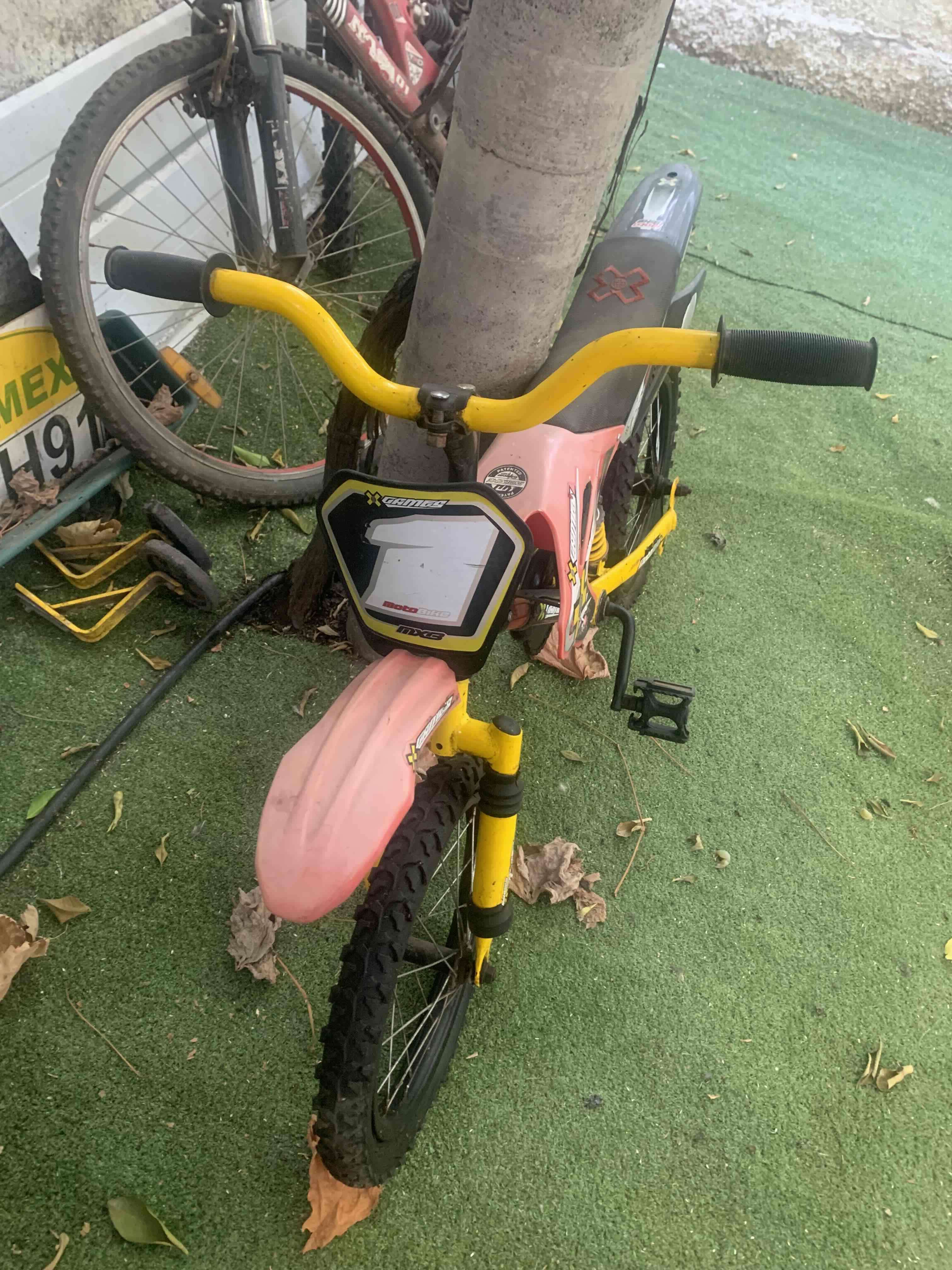 Bicicleta montaña azul Opaltech y motorbike roja - miniatura 5