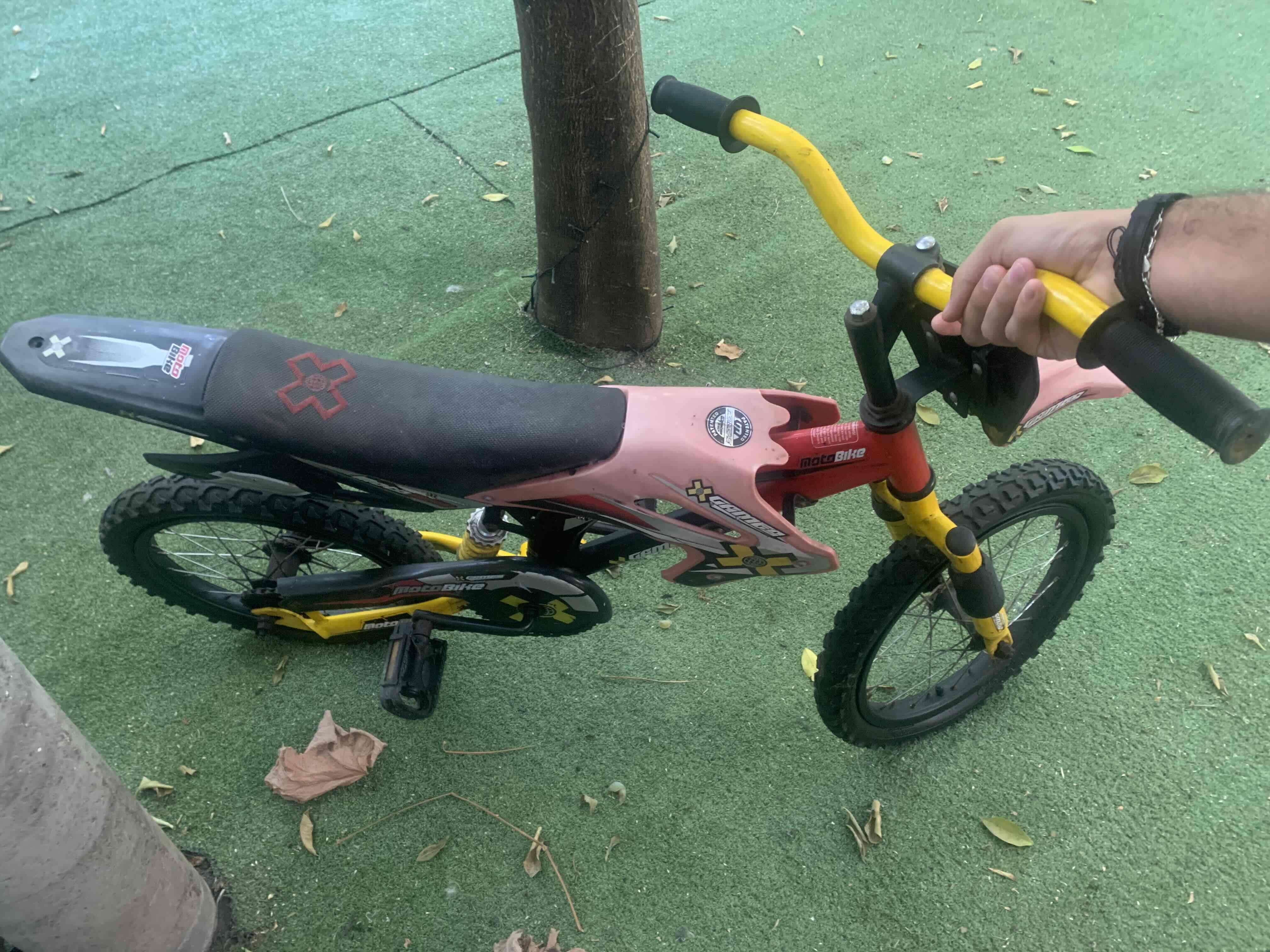 Bicicleta montaña azul Opaltech y motorbike roja - miniatura 6