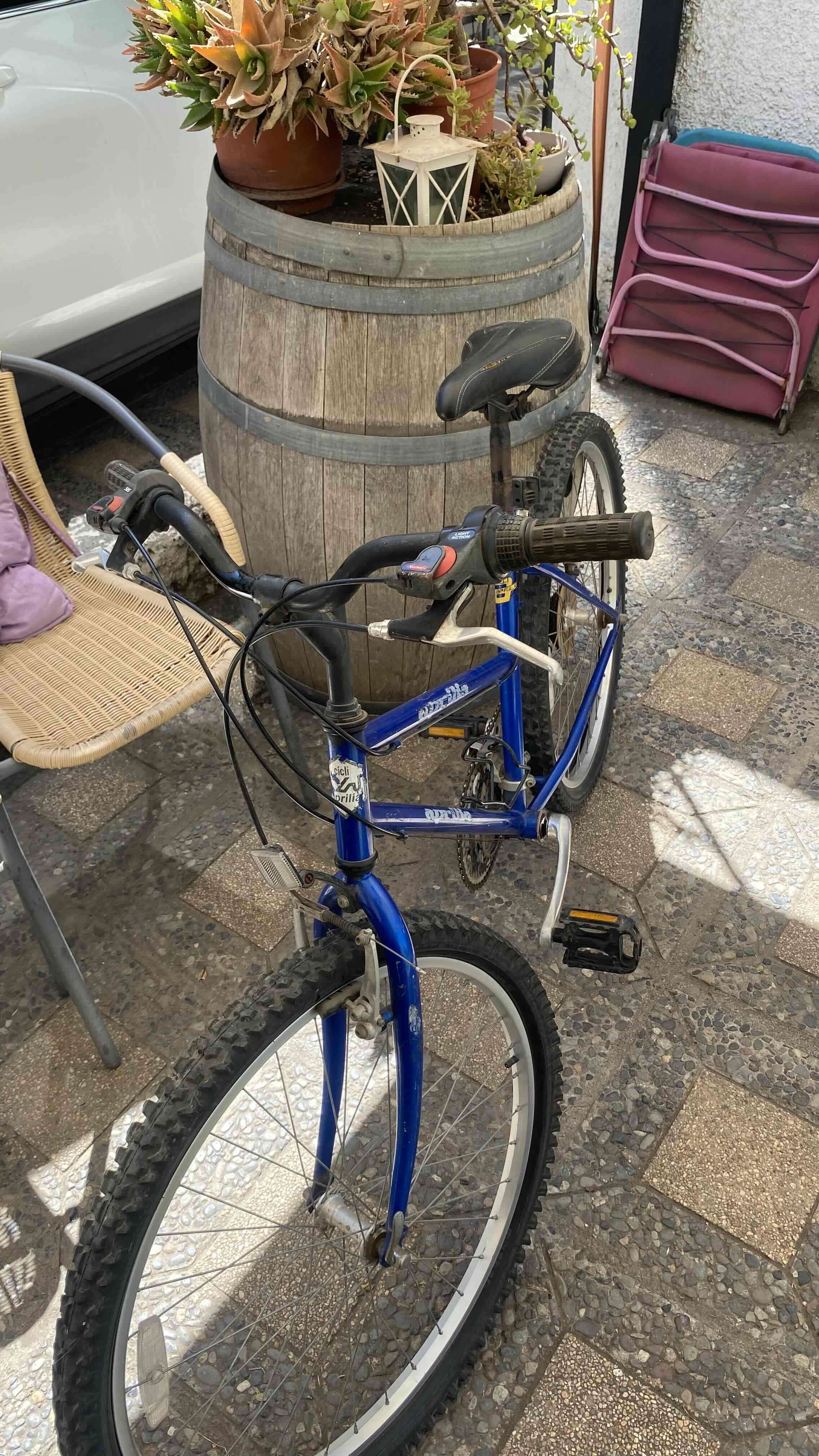 Bicicleta azul usada - miniatura 2