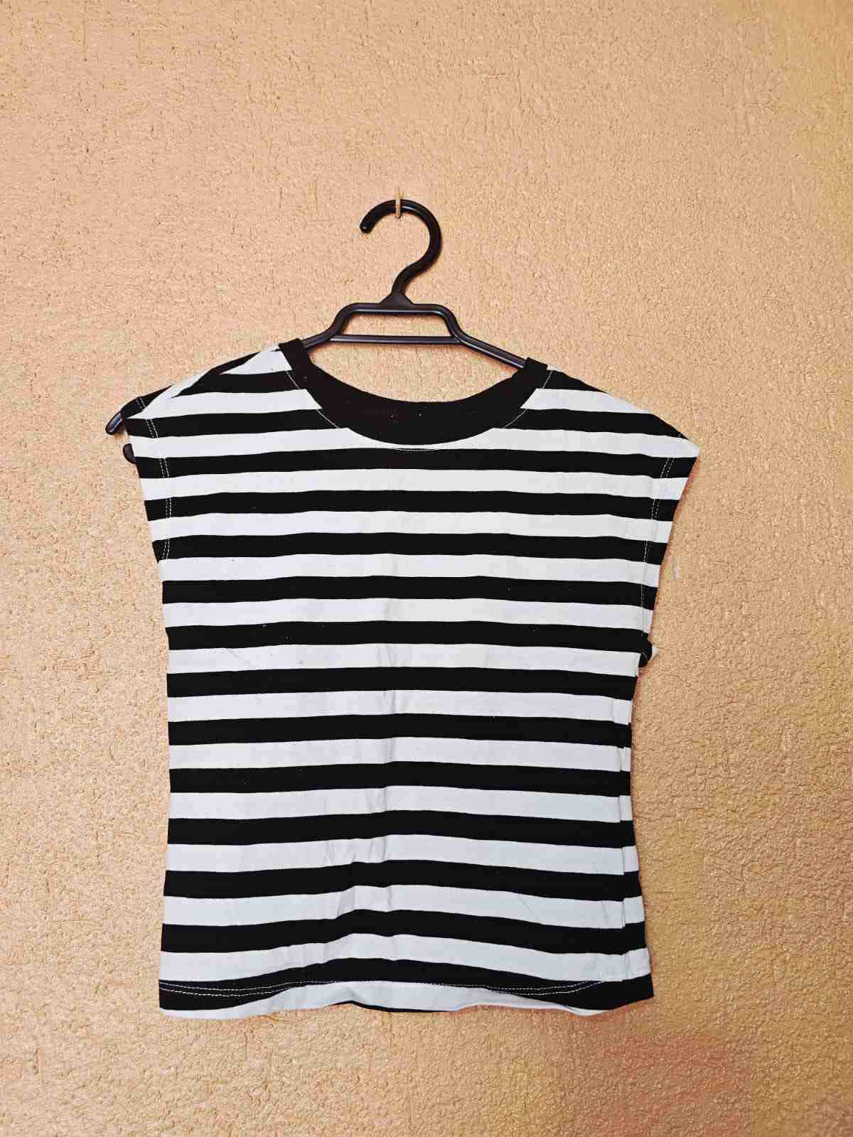 Polera rayada blanca y negra