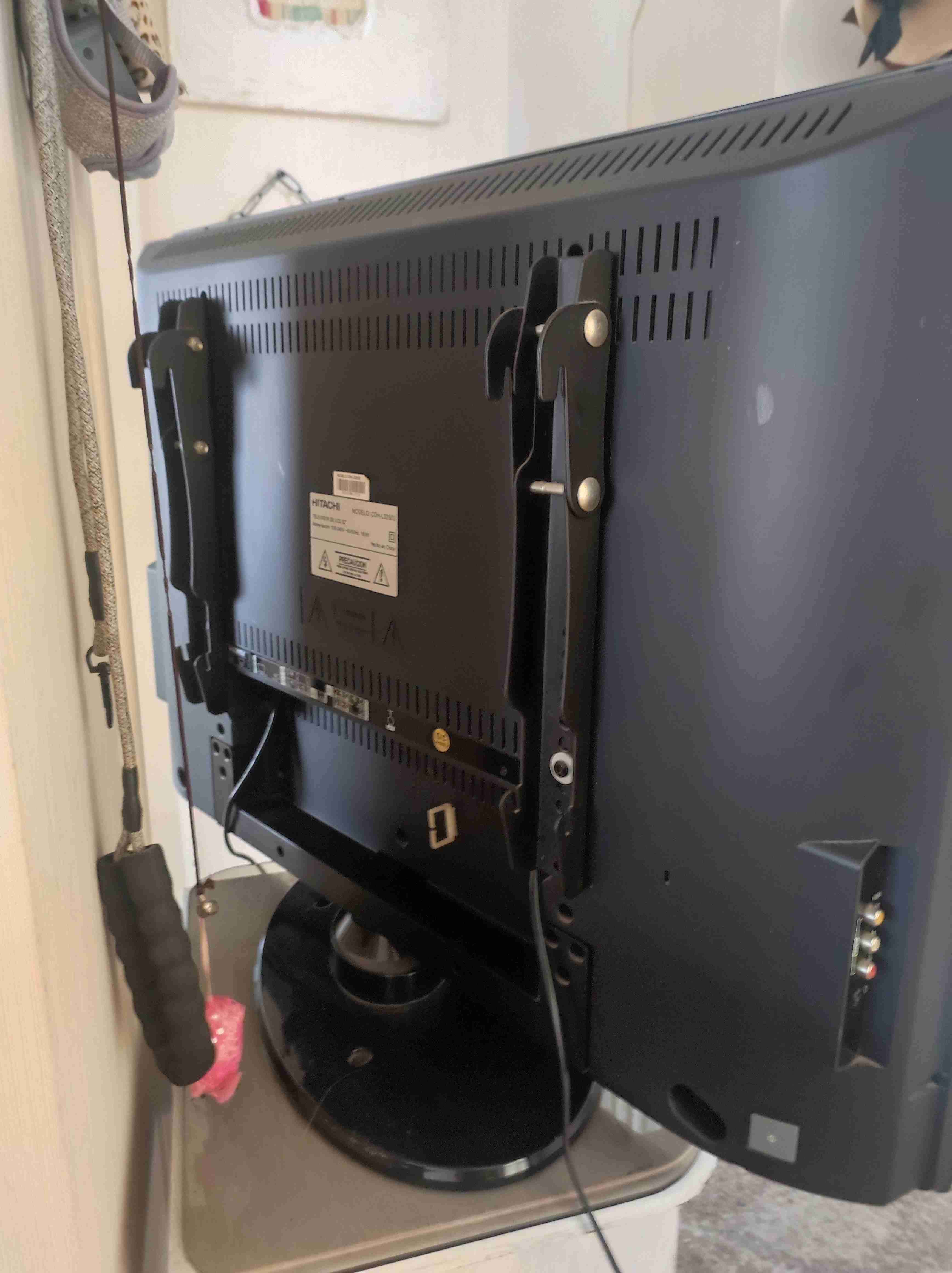 Televisor Hitachi de pantalla plana - miniatura 3