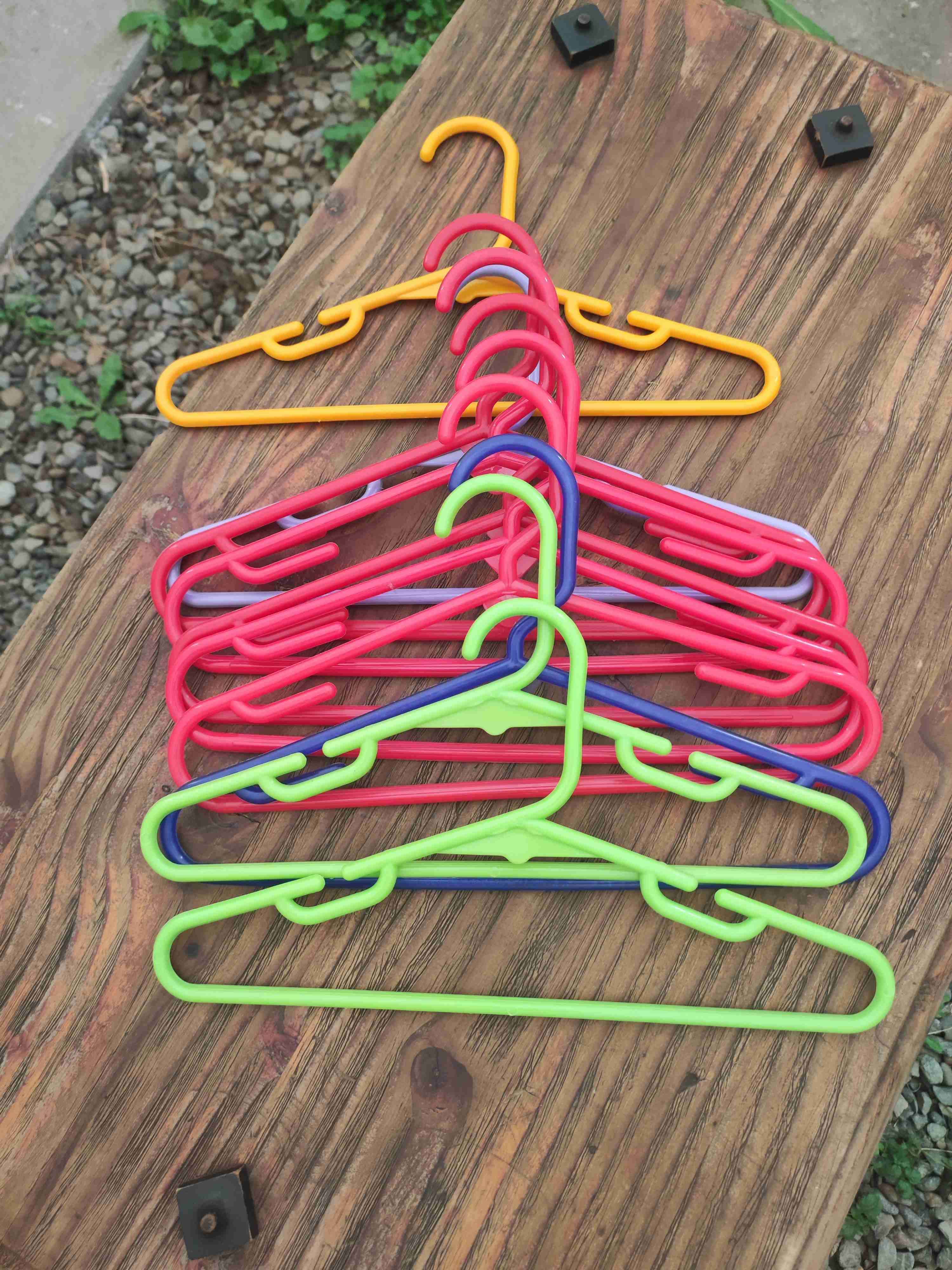 Perchas plásticas coloridas