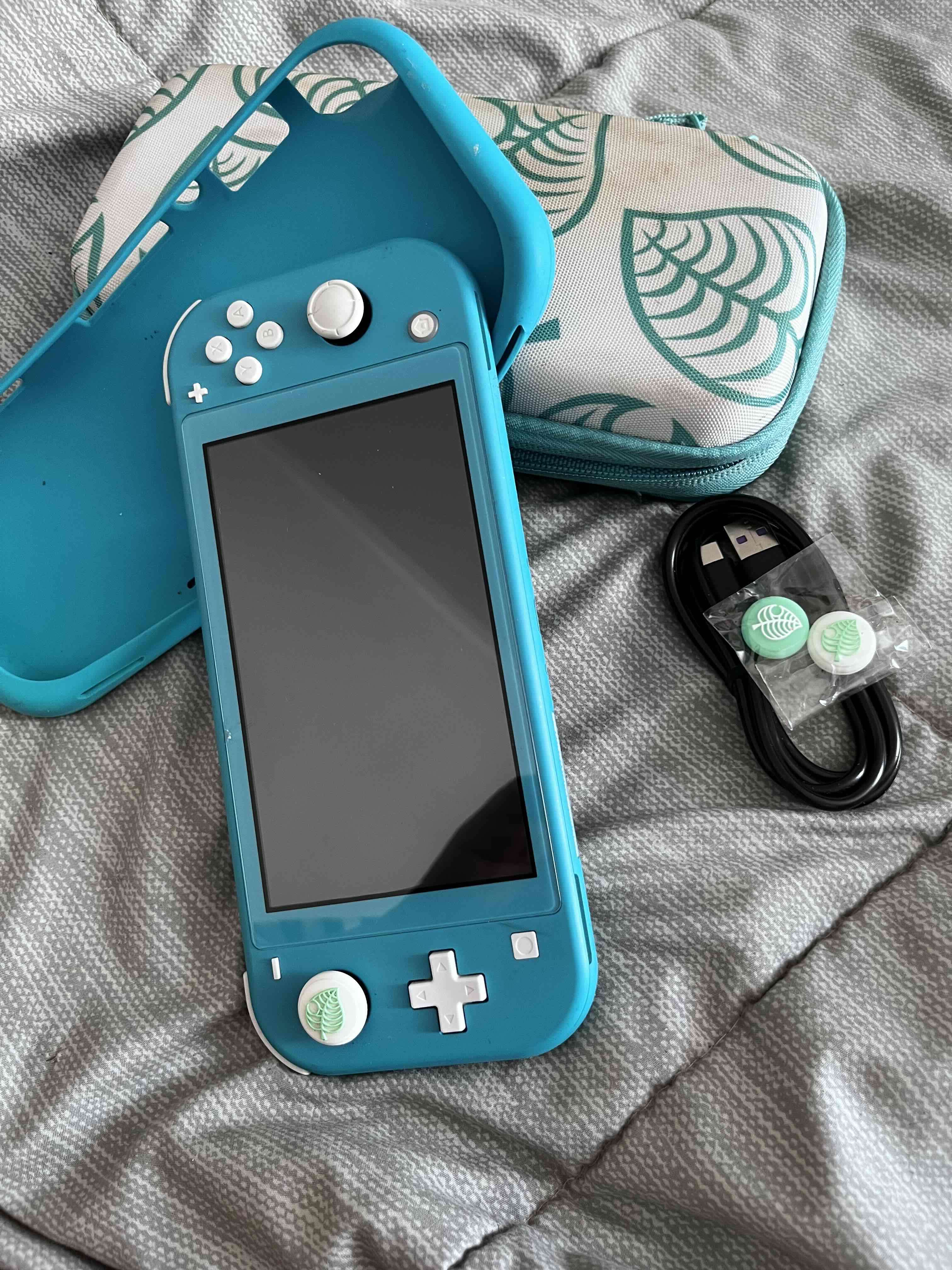 Consola portátil azul con accesorios