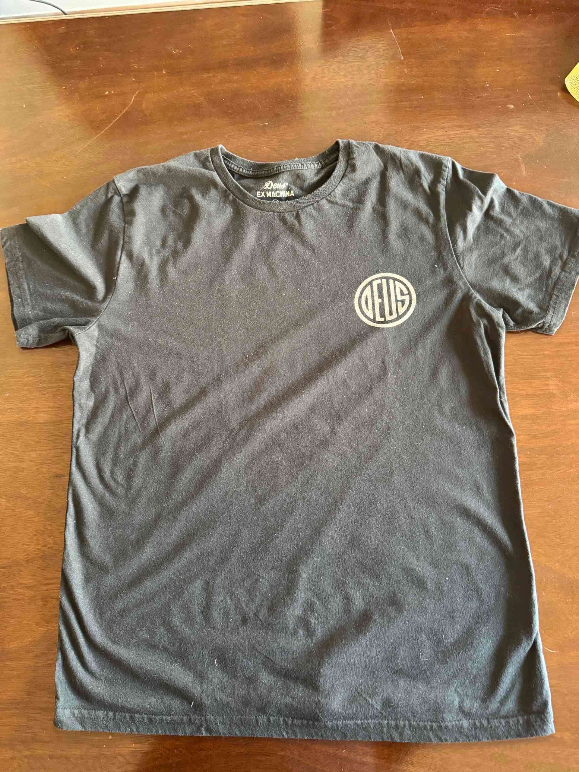 Polera negra Deus Ex Machina