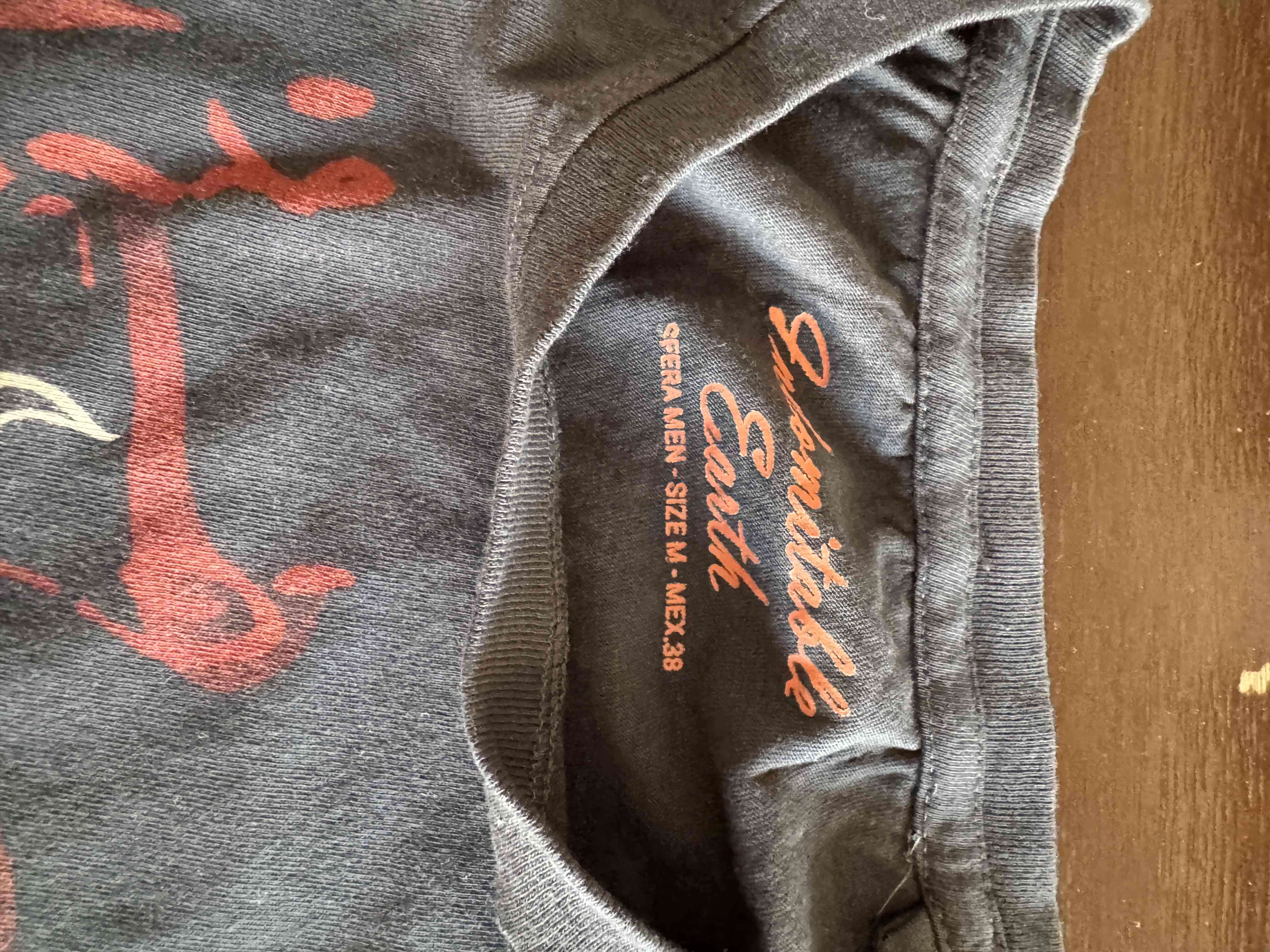 Polera gris con estampado rojo