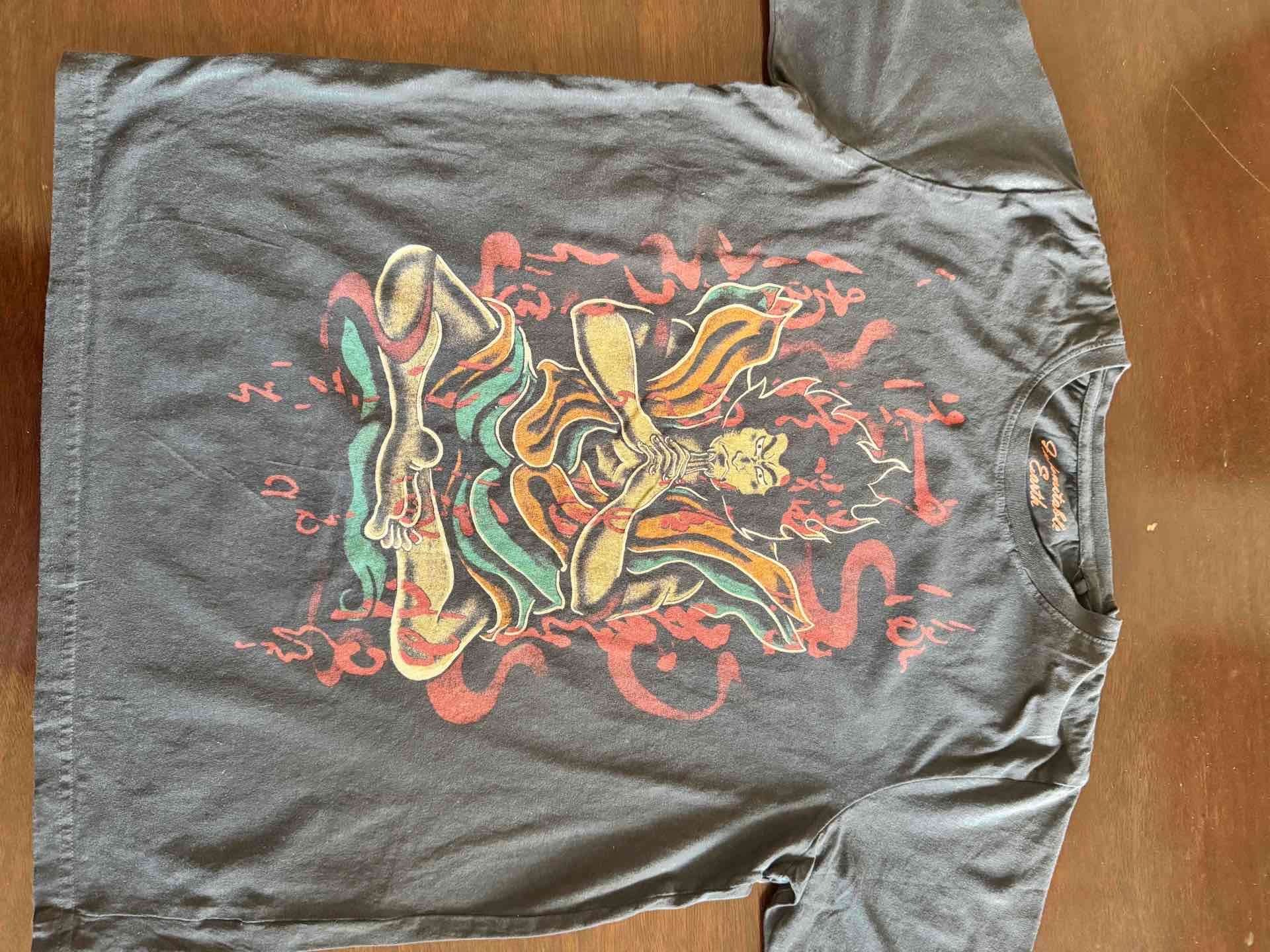 Polera gris con estampado rojo - miniatura 2