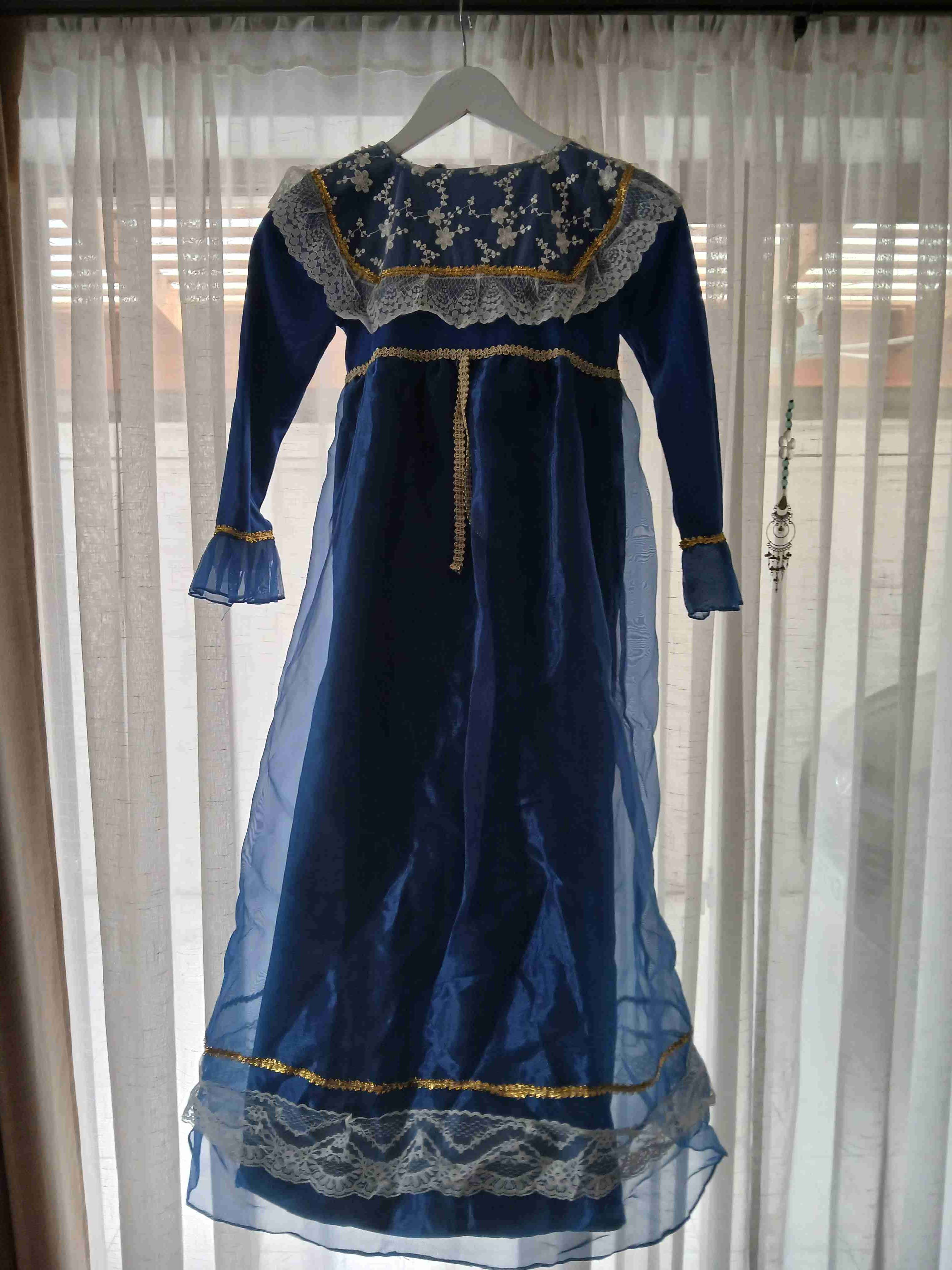 Vestido azul con encaje y bordados
