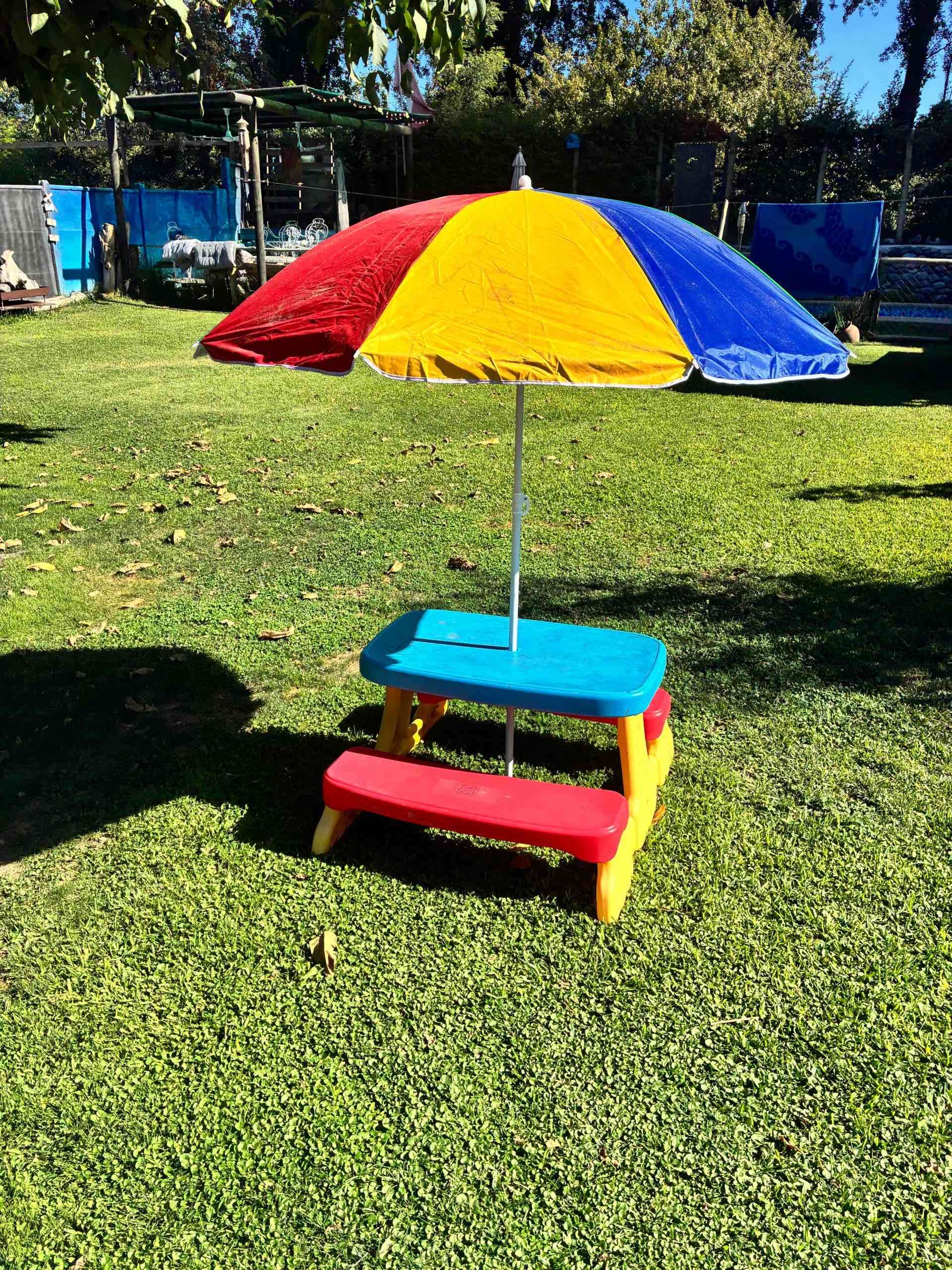 Mesa de picnic para niños con sombrilla
