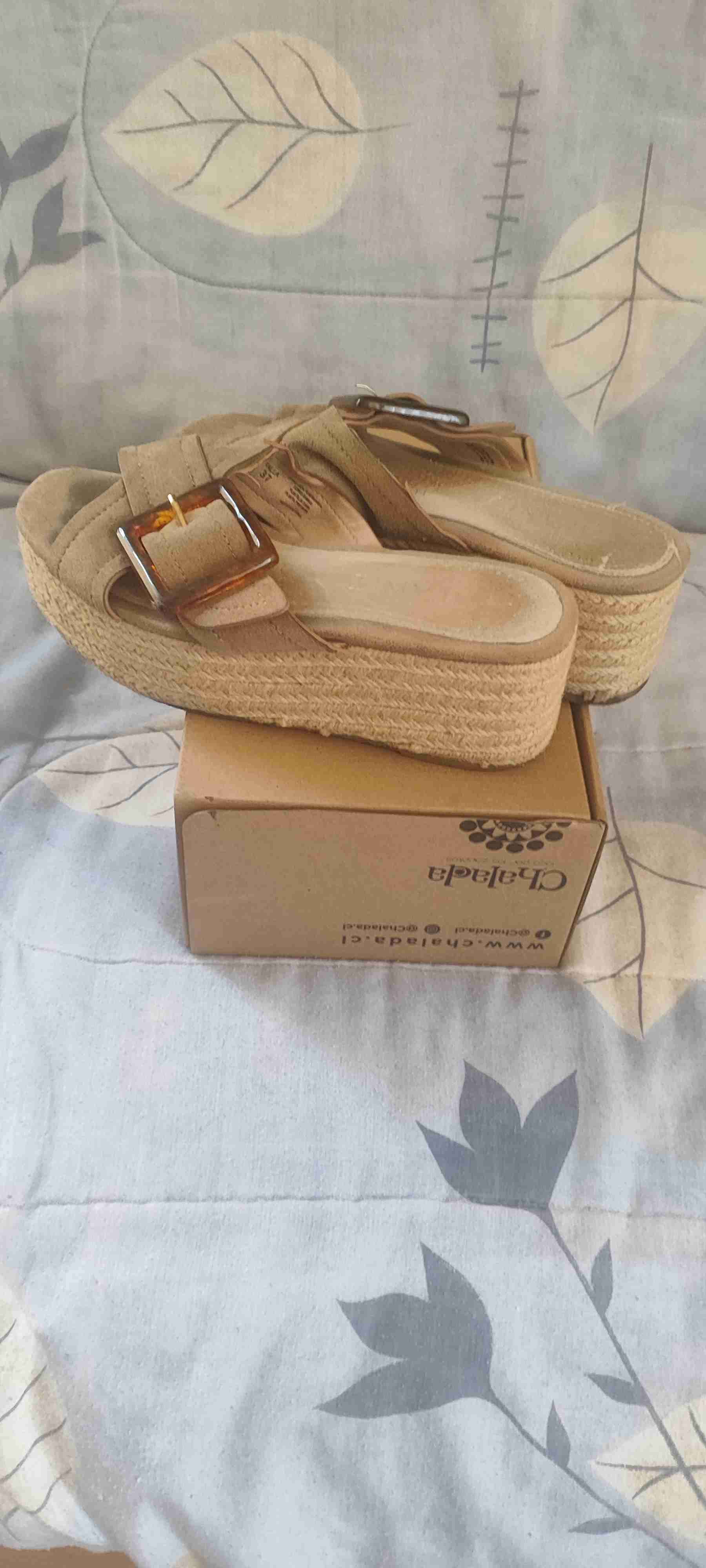 Sandalias beige con plataforma