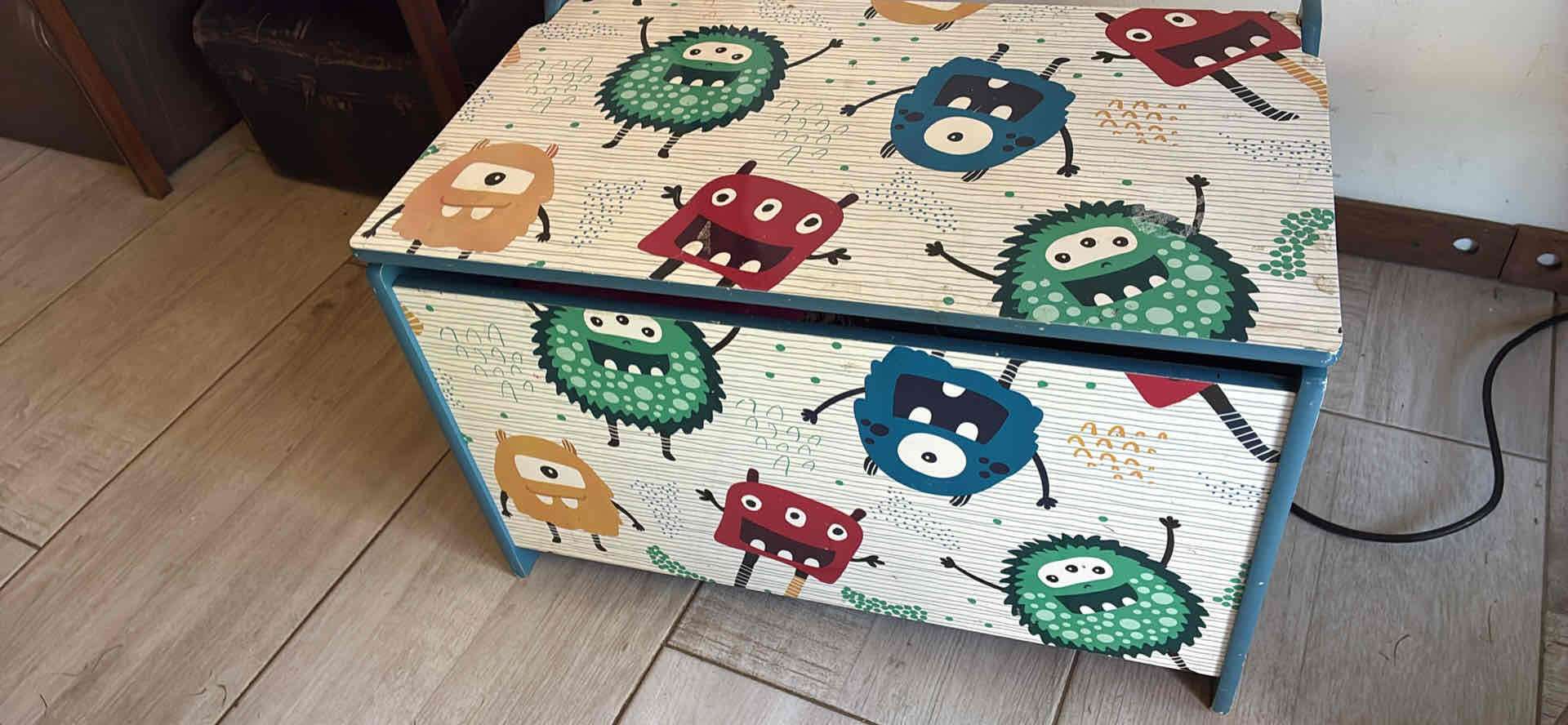 Baúl infantil con monstruos