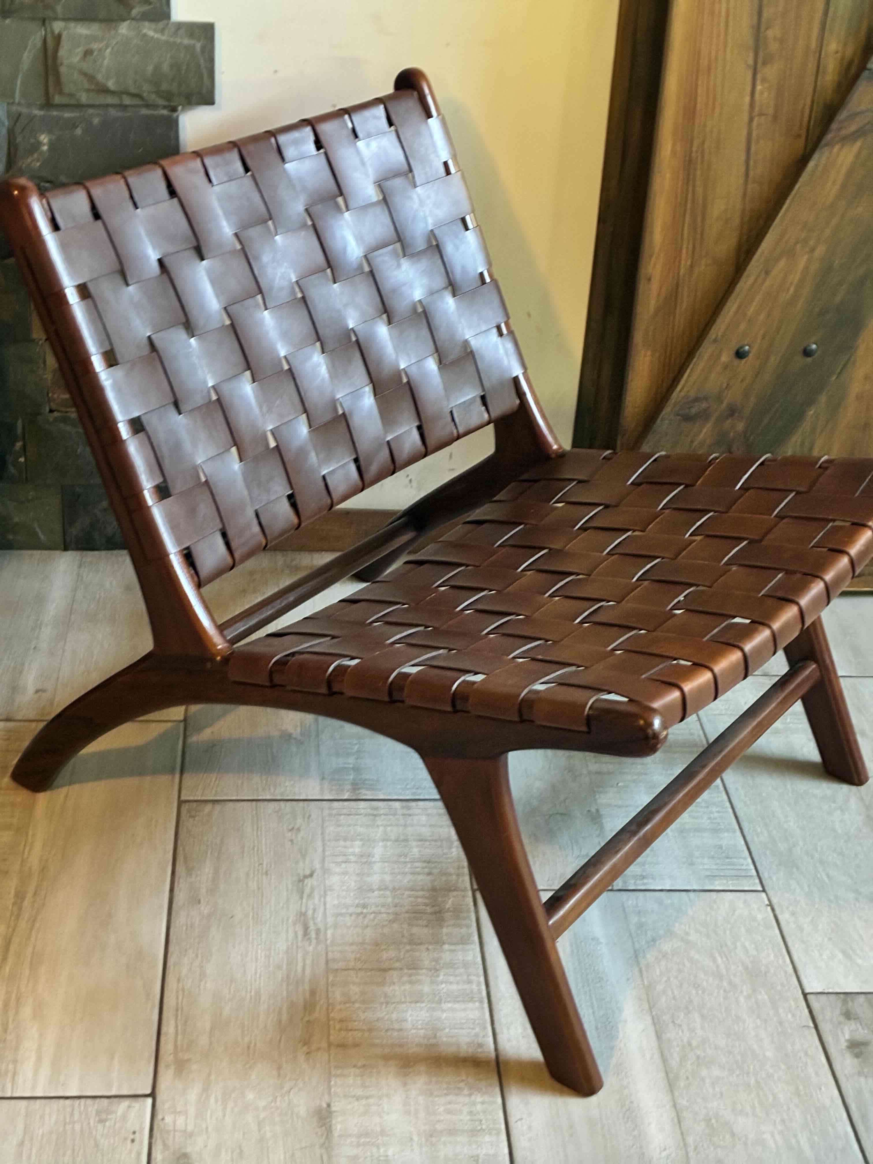 Silla de cuero trenzado