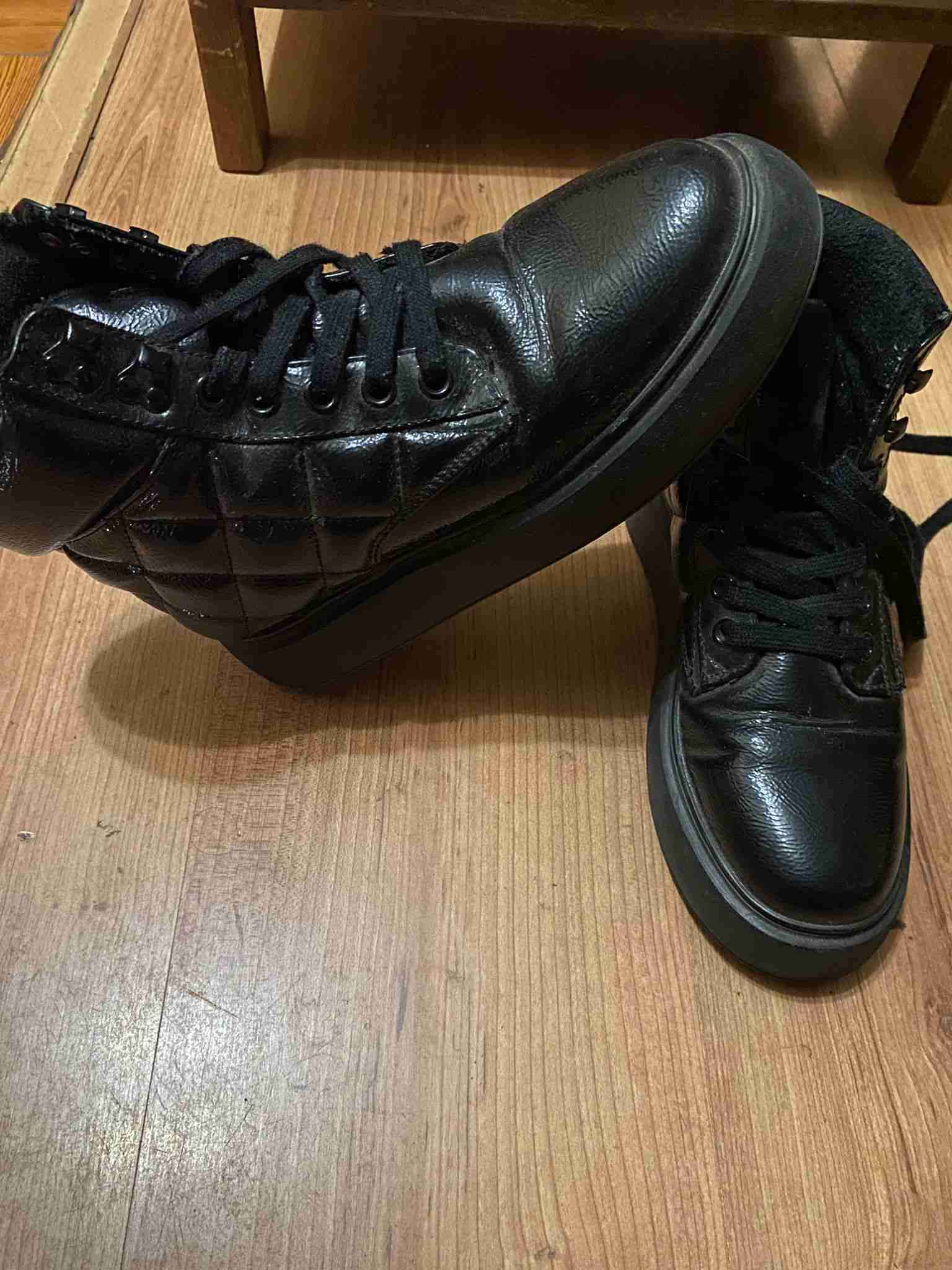 Botas negras de charol acolchonadas - miniatura 2