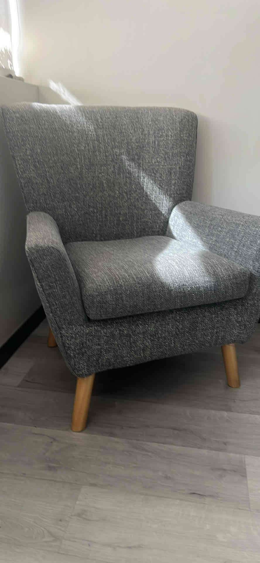 Sillón gris moderno conversable