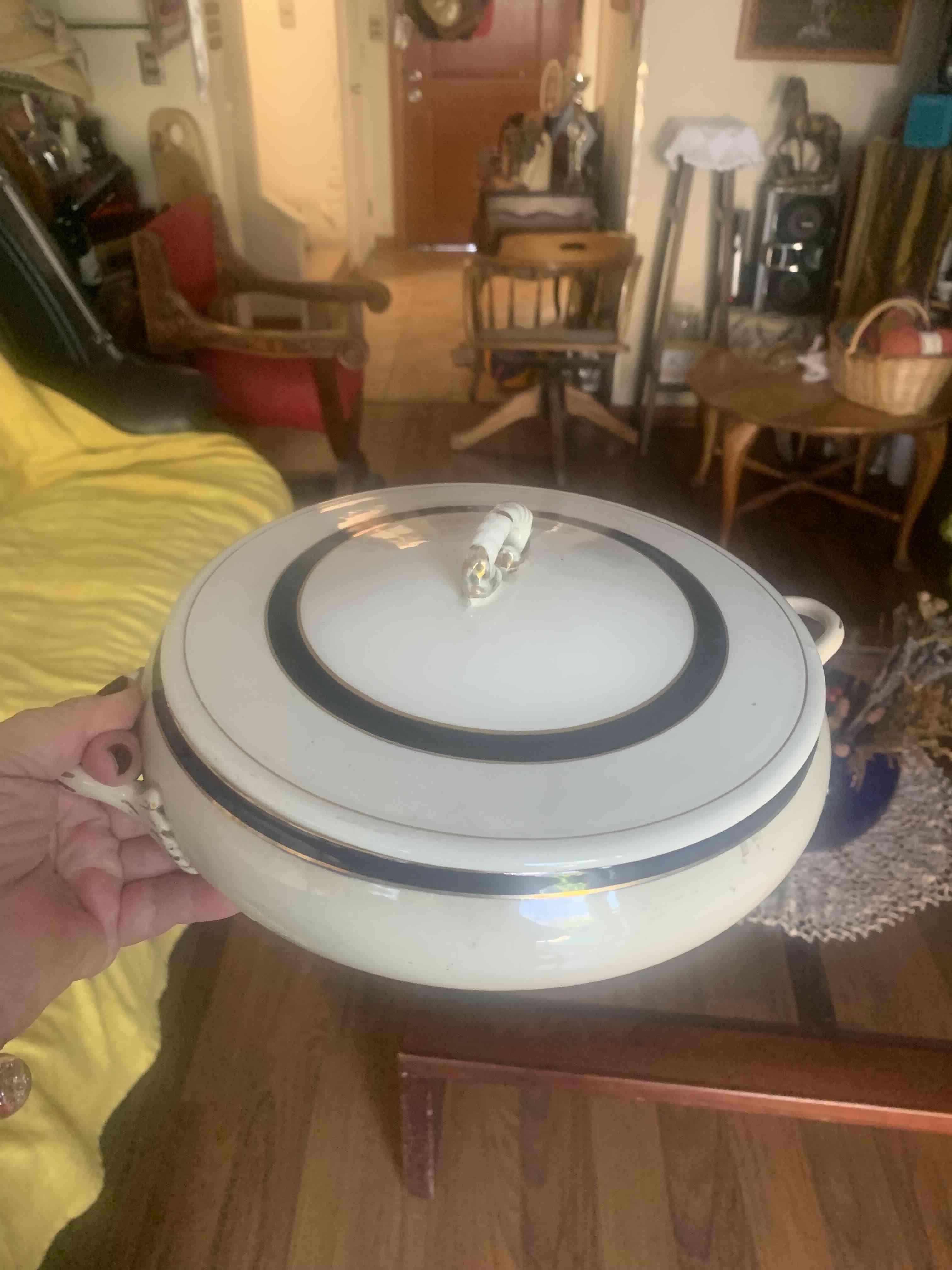 Fuente de porcelana con tapa