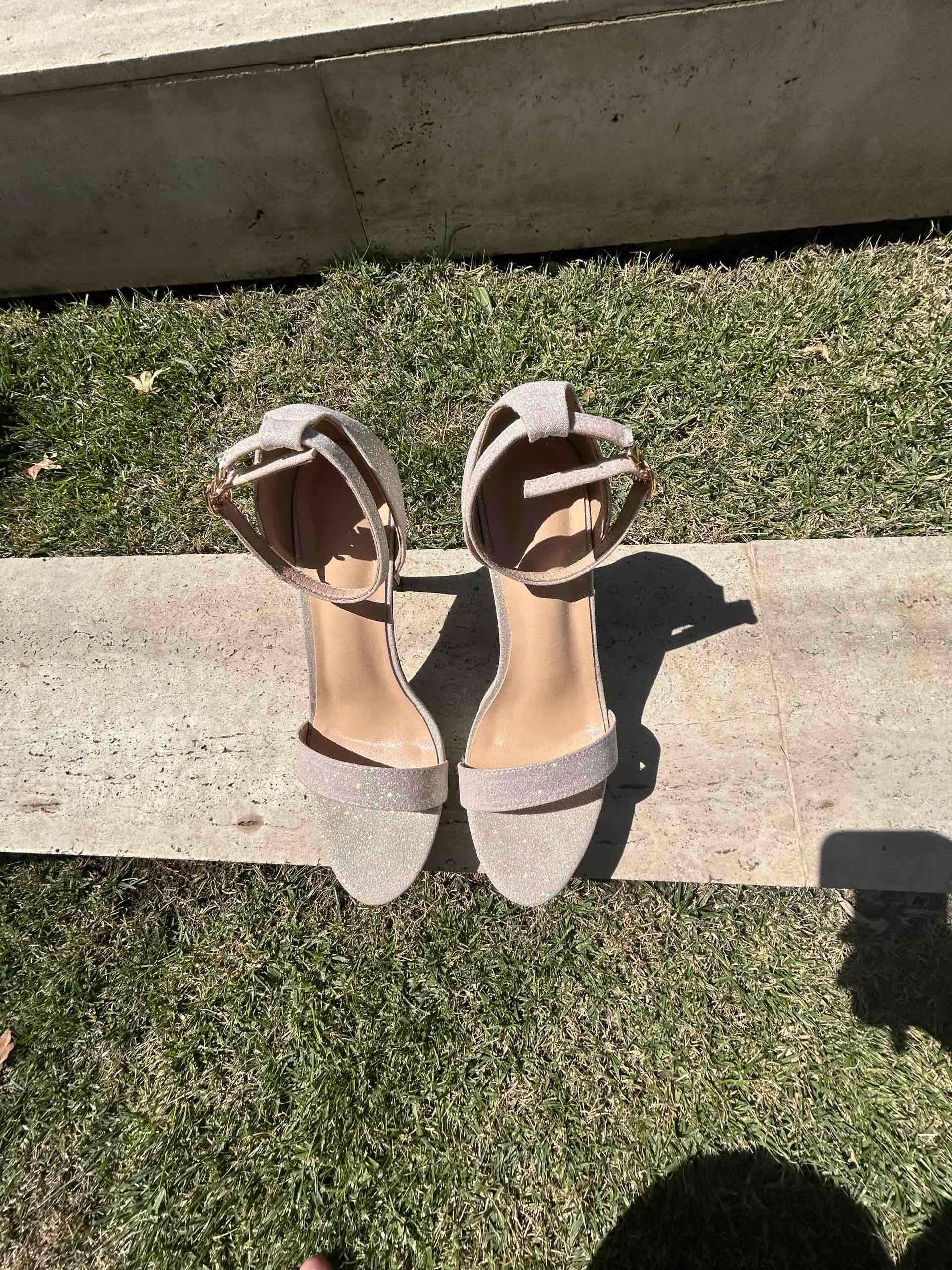 Tacones altos con brillo - miniatura 2