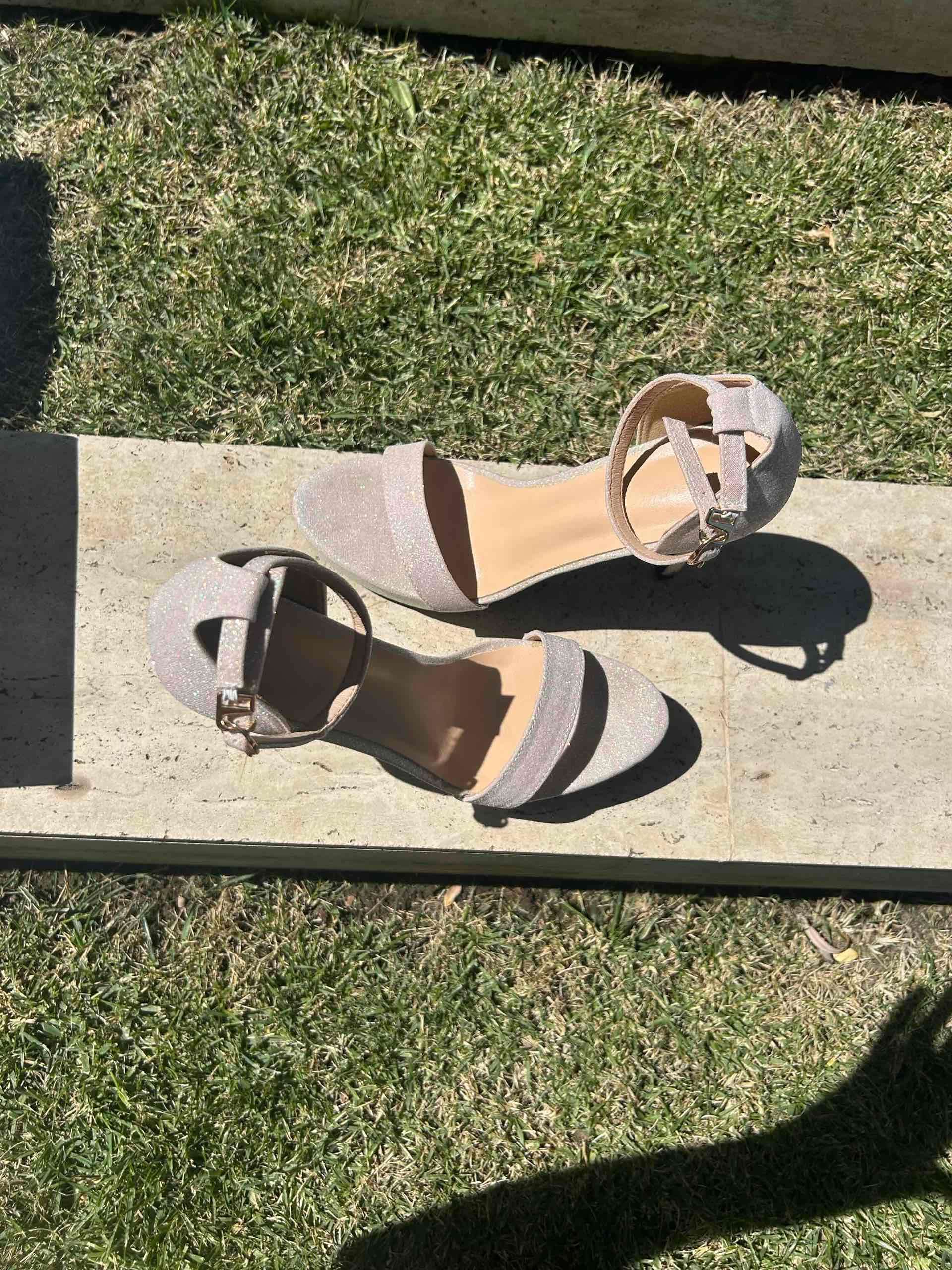 Tacones altos con brillo - miniatura 3