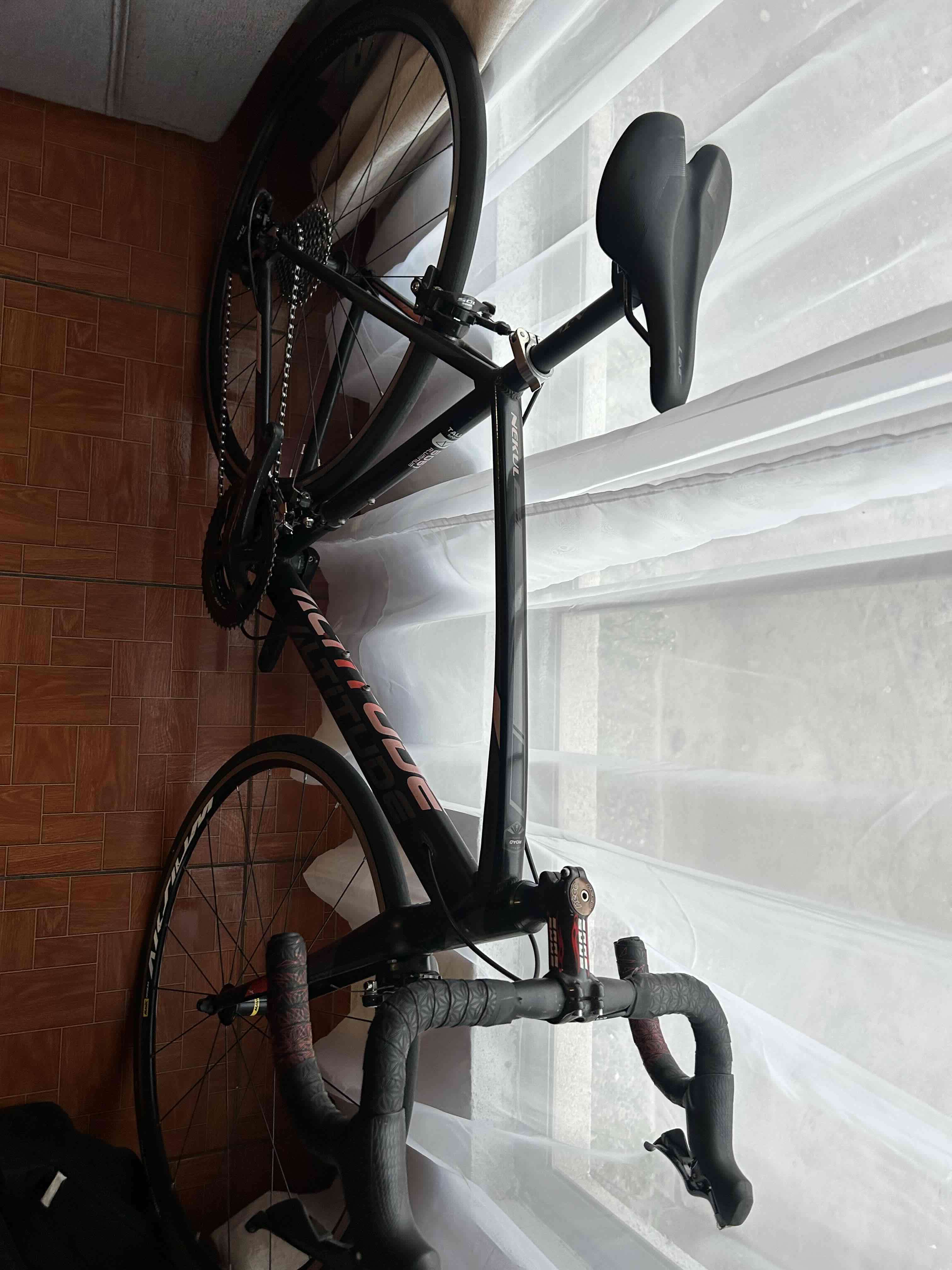 Bicicleta de ruta negra - miniatura 2