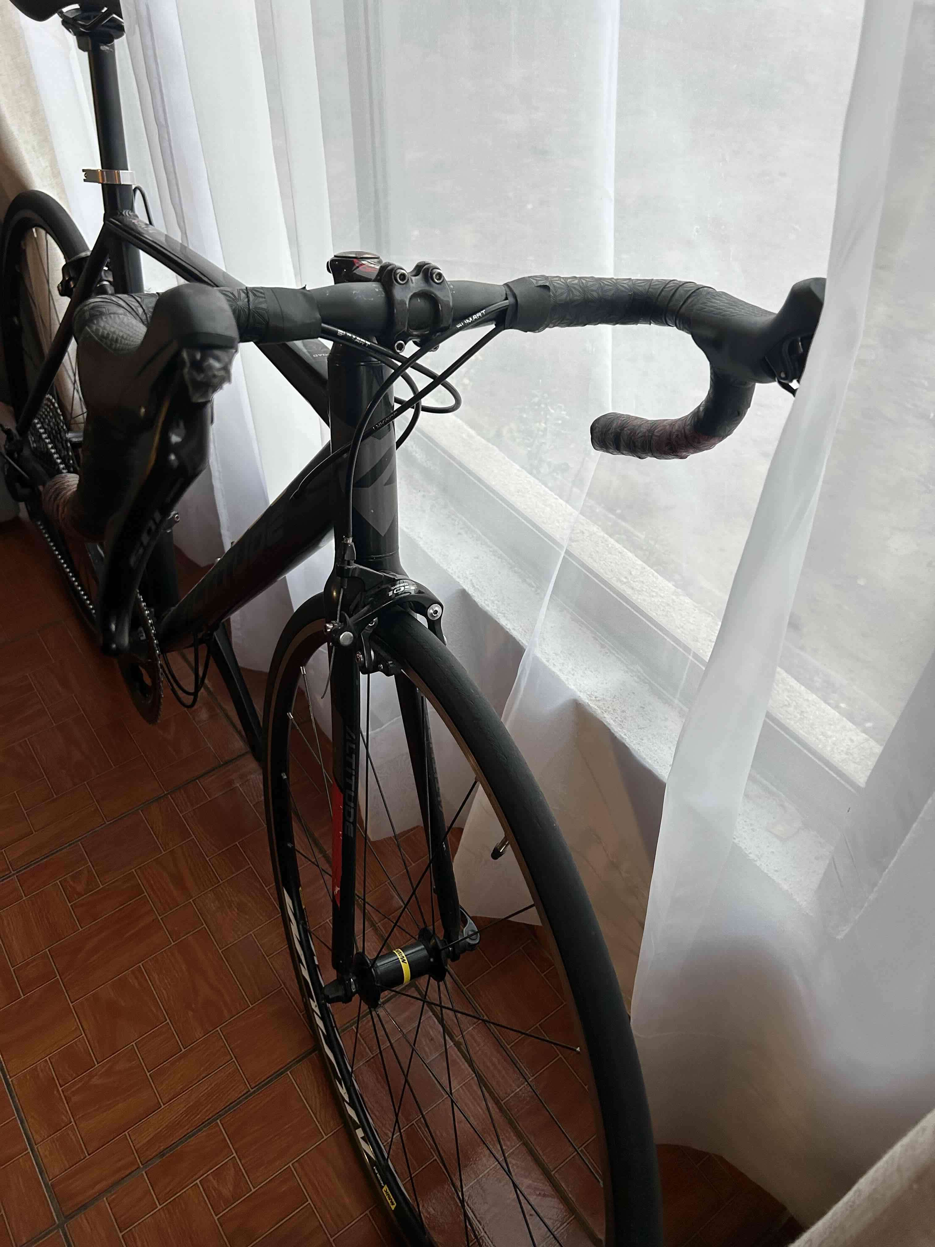 Bicicleta de ruta negra - miniatura 3