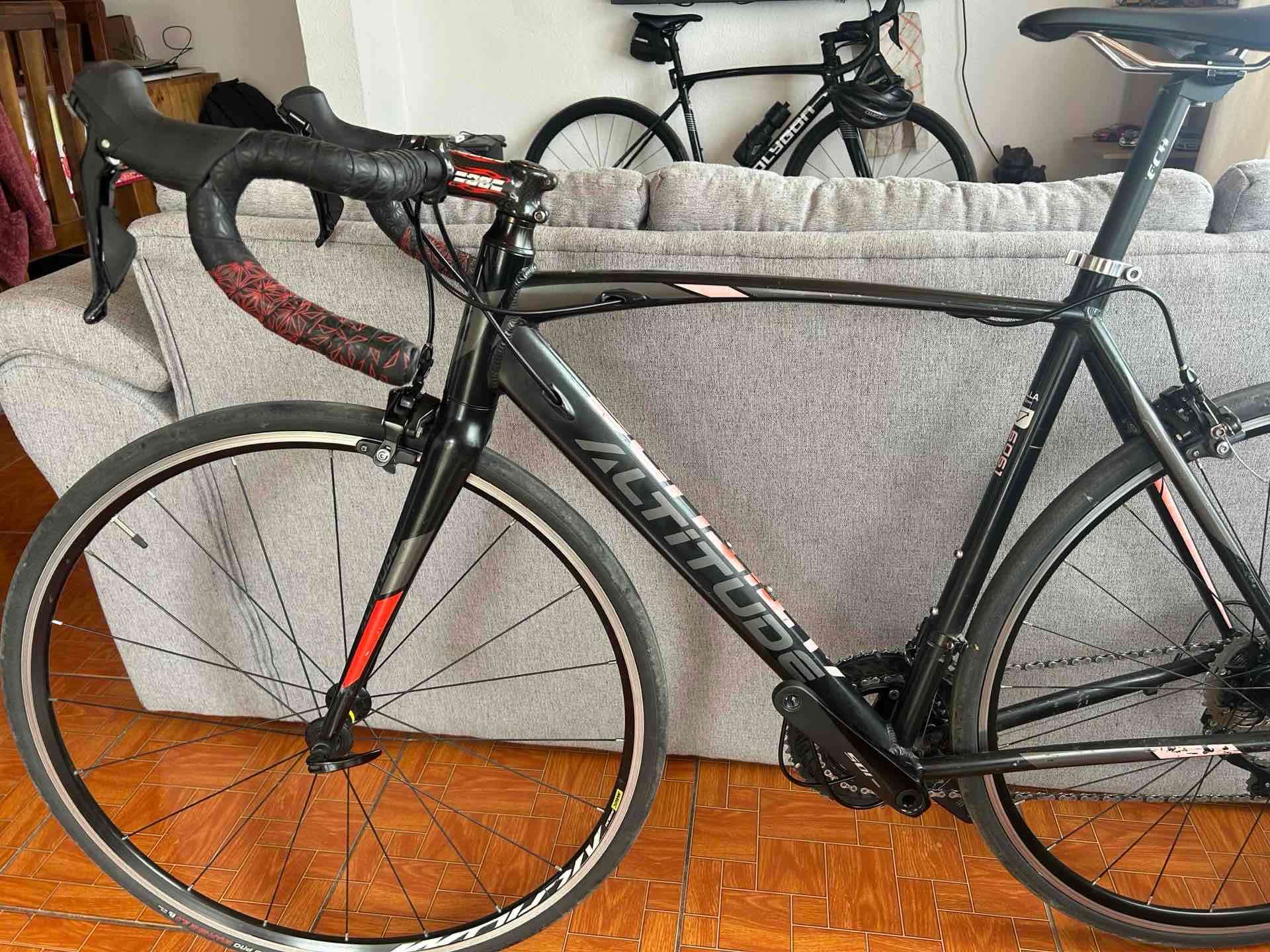 Bicicleta de ruta negra - miniatura 4