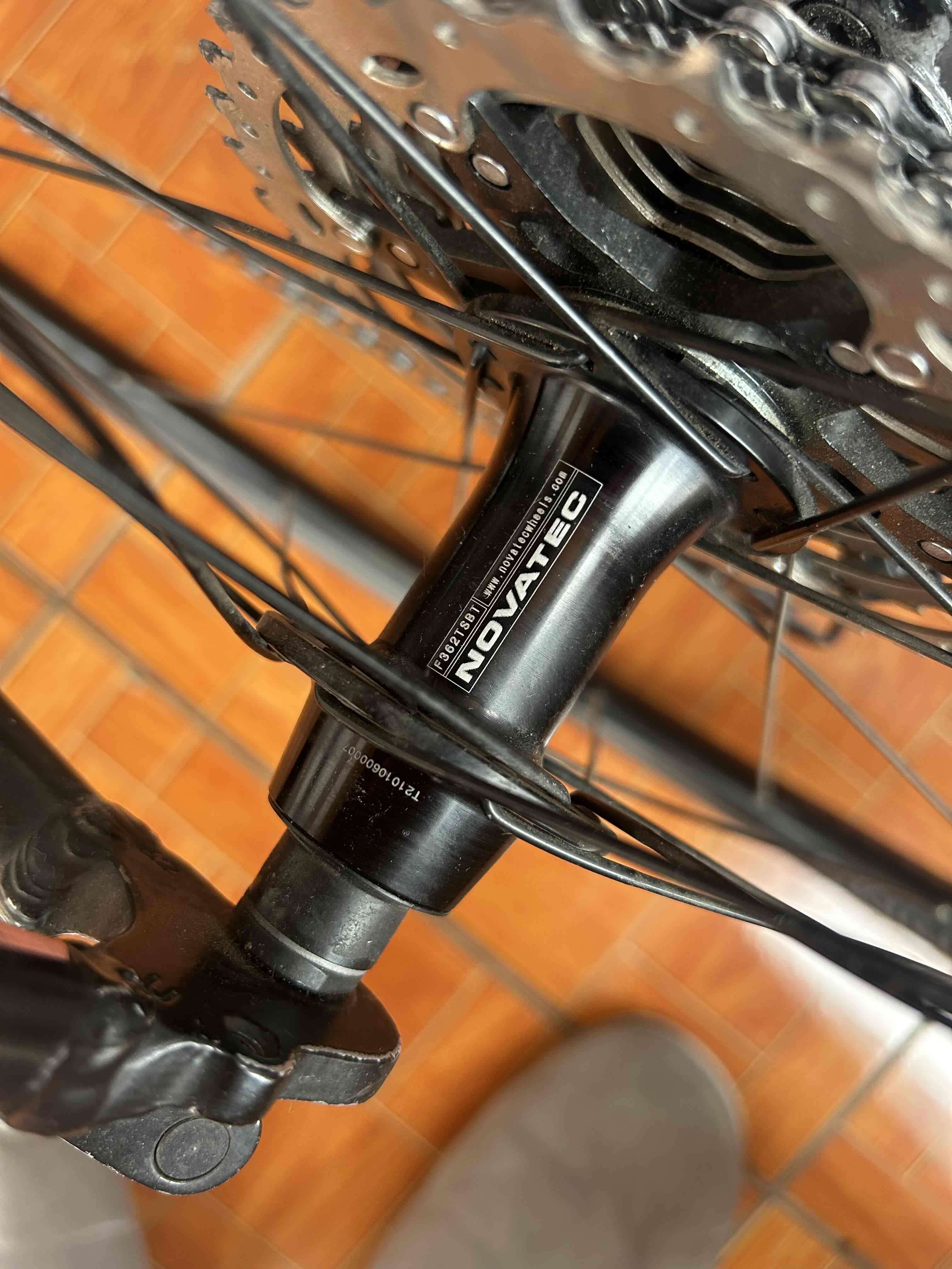 Bicicleta de ruta negra - miniatura 5