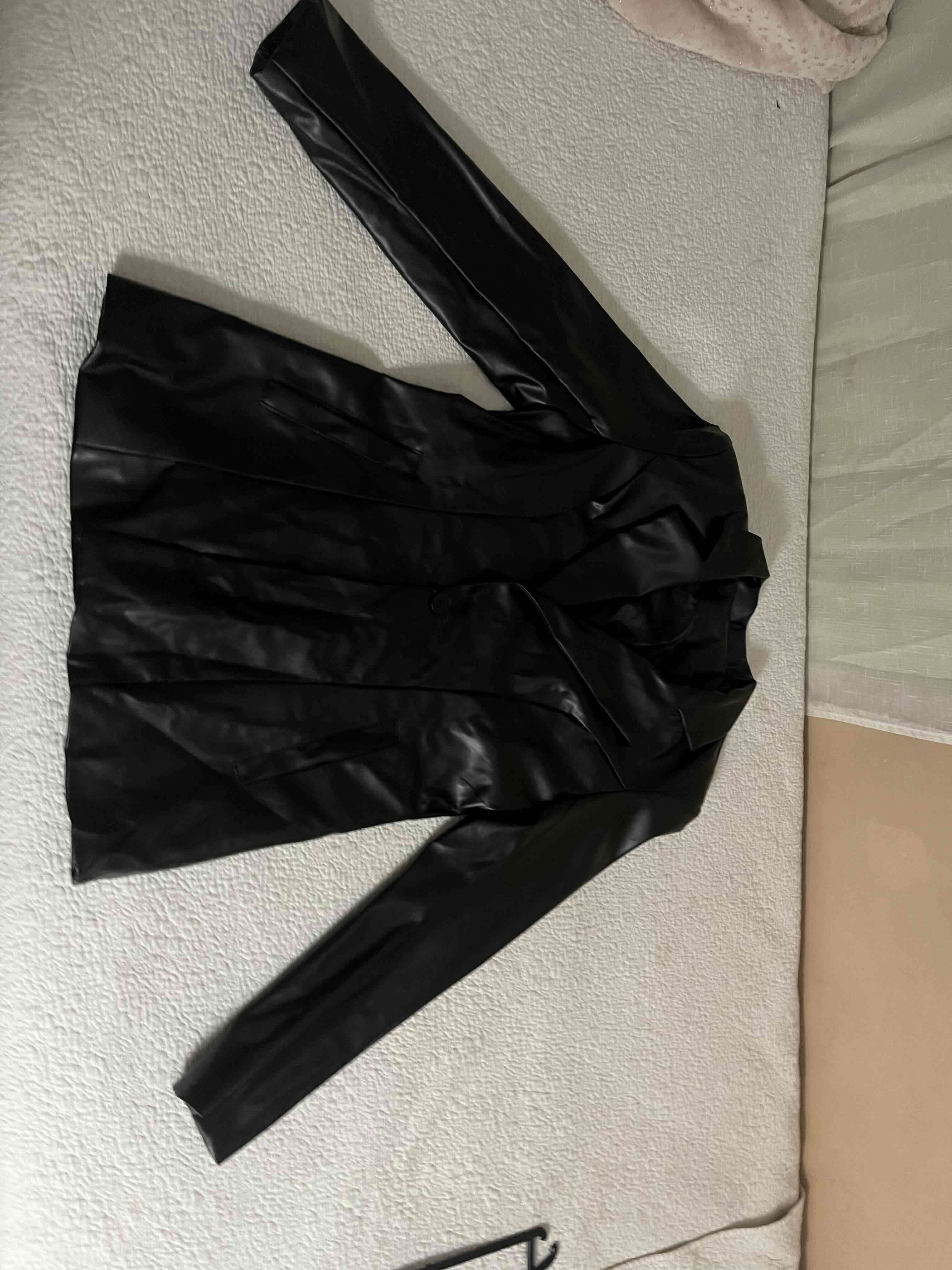 Blazer negro de cuero sintético