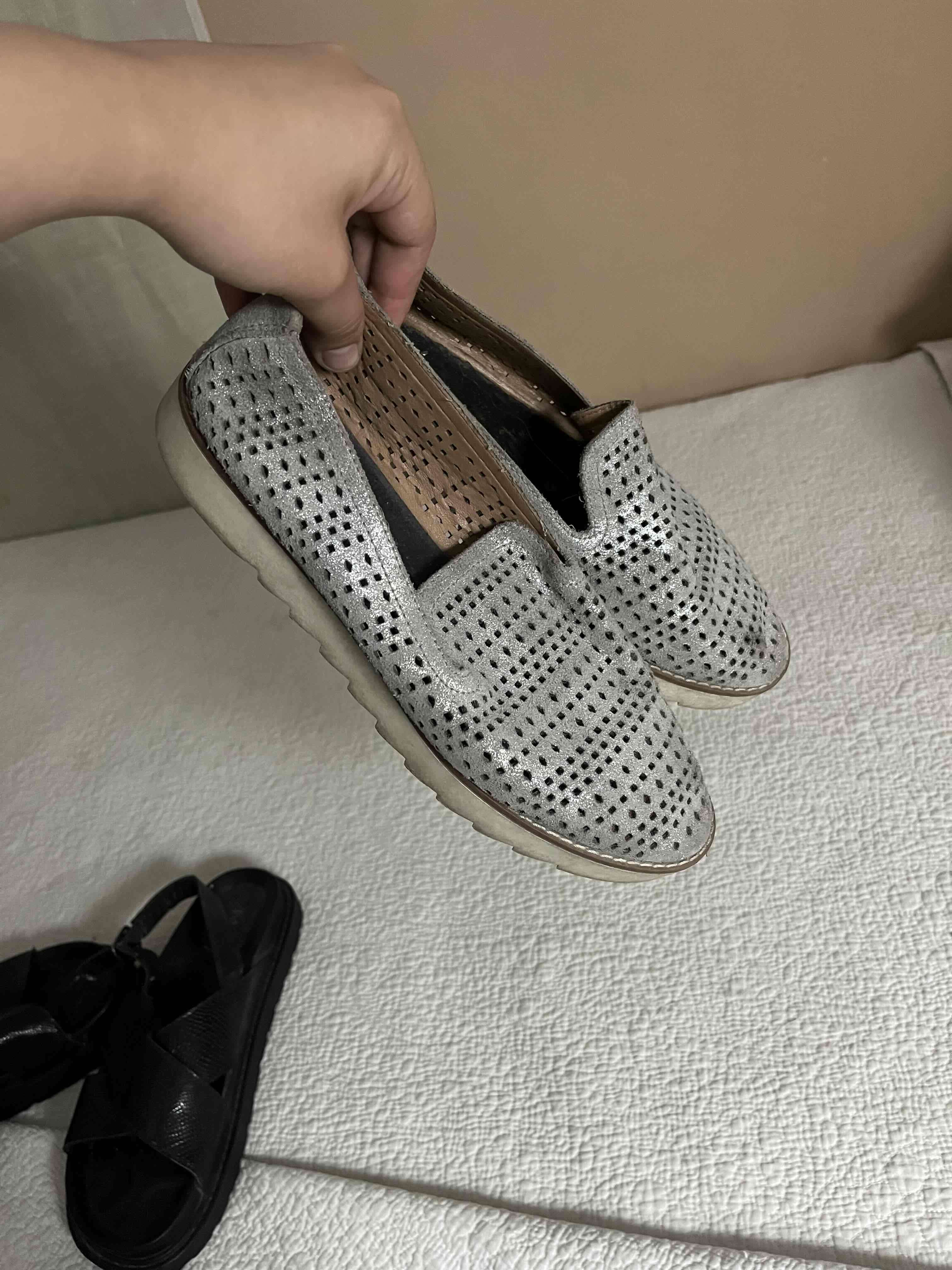 Mocasines plateados perforados