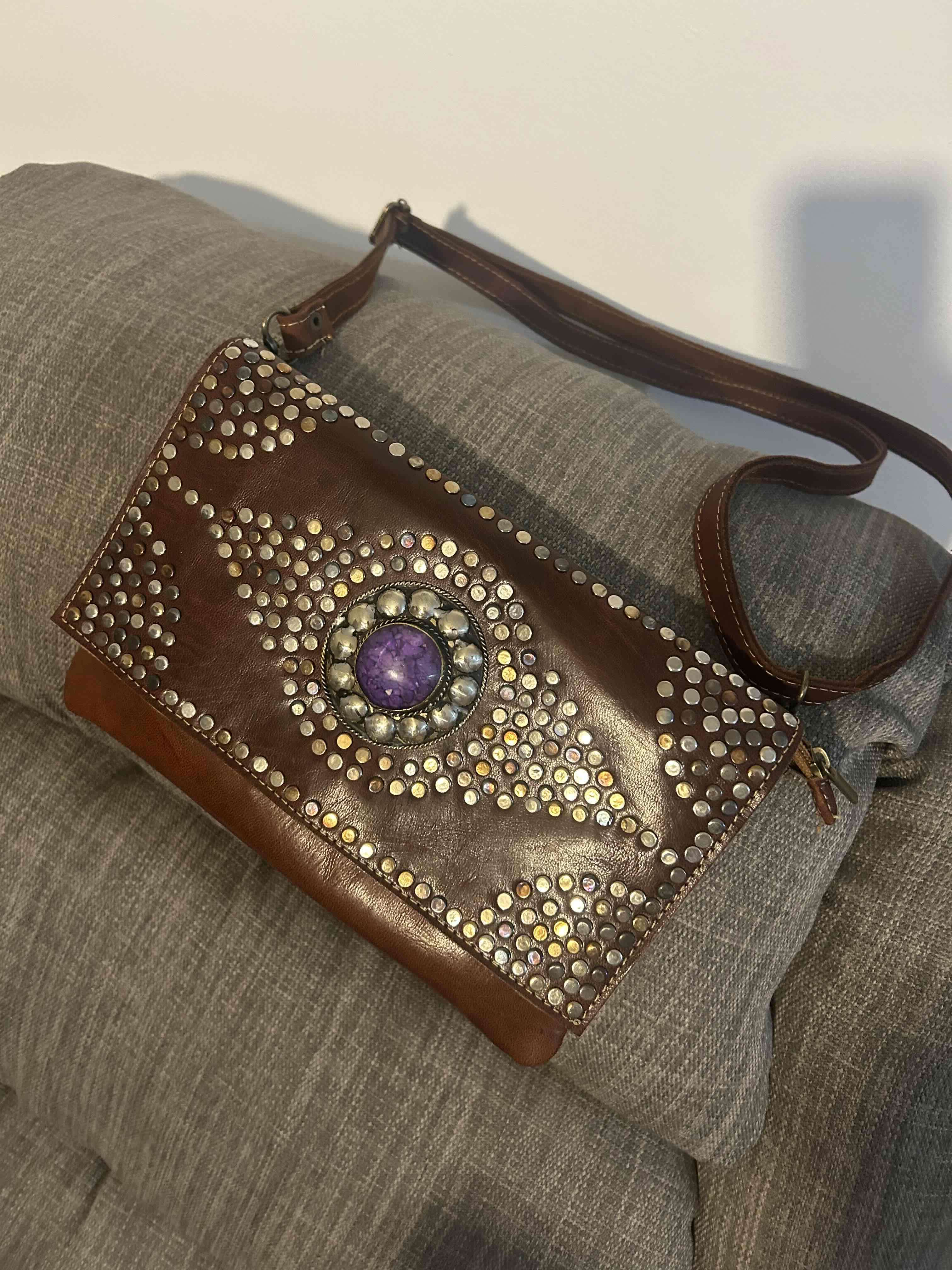 Cartera marrón con adornos metálicos - miniatura 2